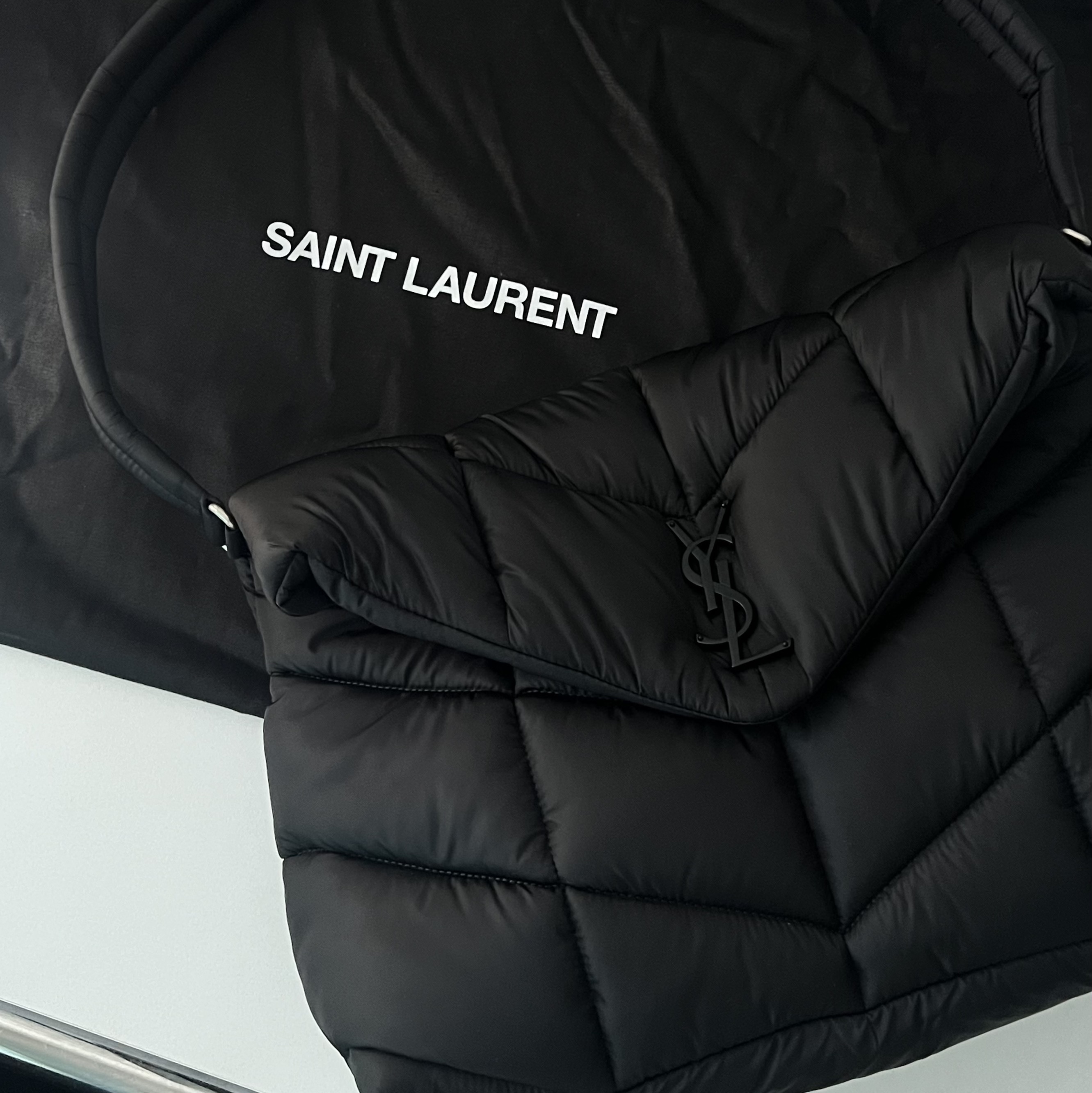 Saint Laurent Puffer Messenger Bag in Econyl Regenerated Nylon Black 착용 스타일 - 2