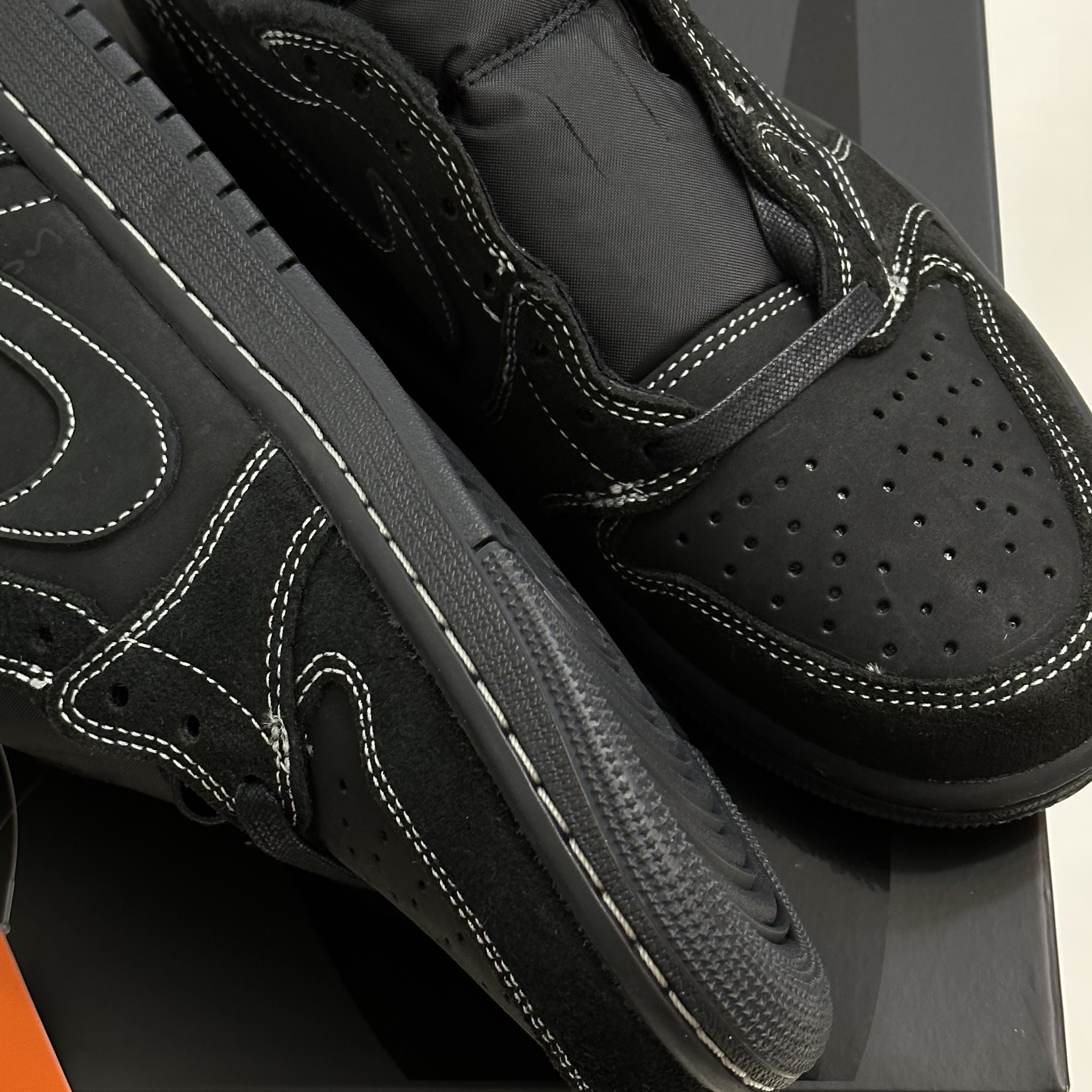 Jordan 1 x Travis Scott Retro Low OG SP Black Phantom 착용 스타일 - 2