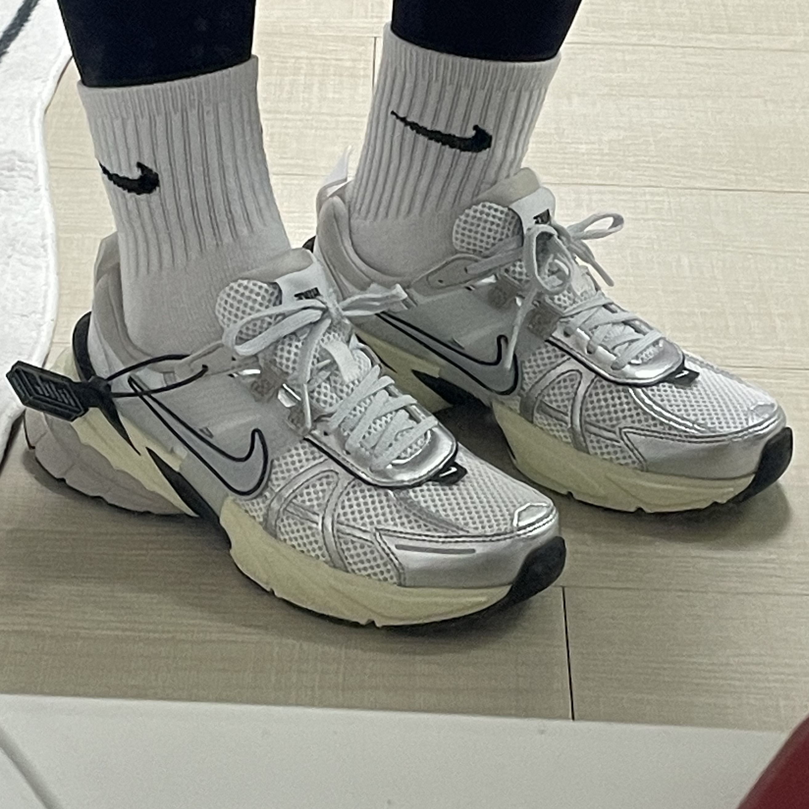 Nike V2K Run Summit White Metallic Silver 착용 스타일 - 1