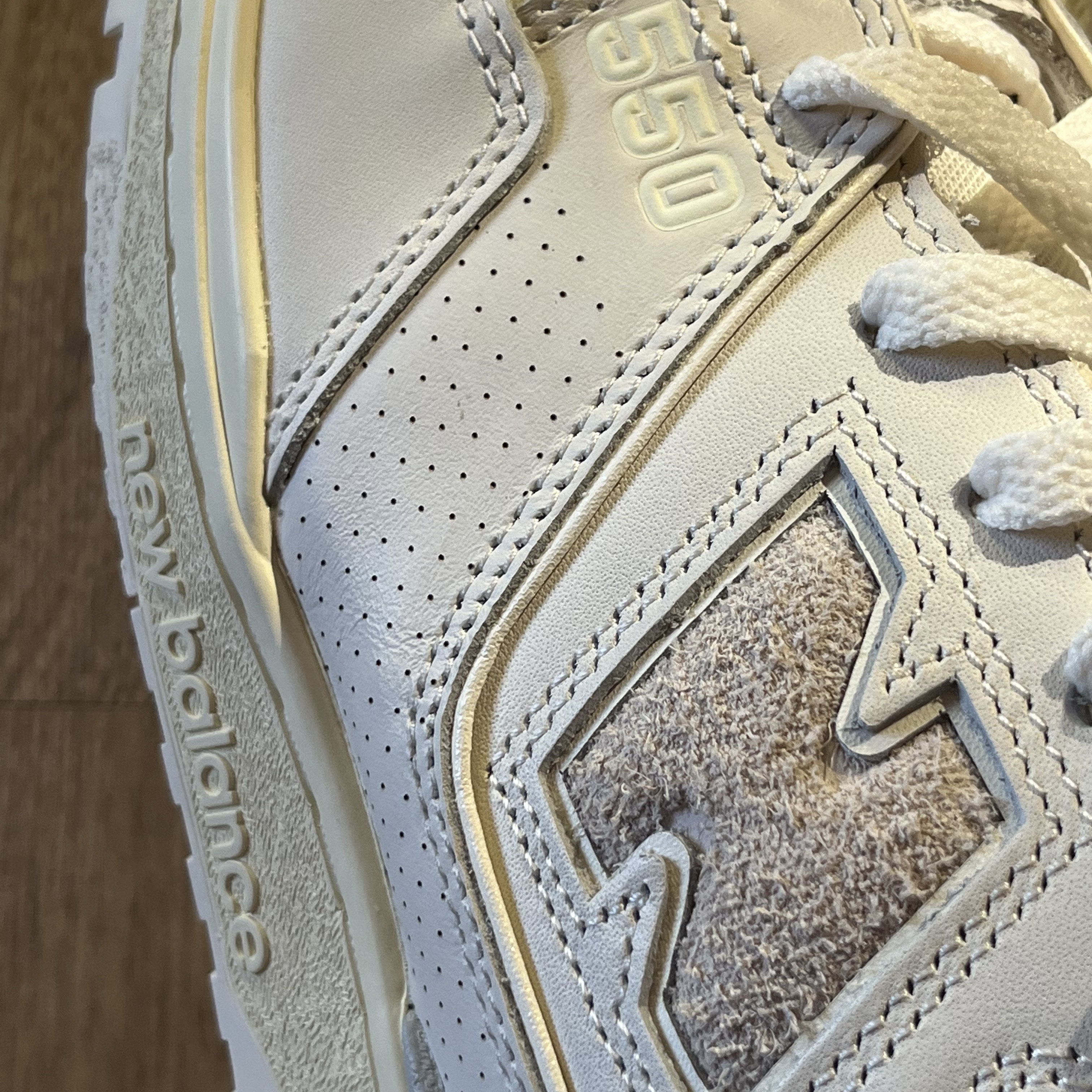 New Balance x Aime Leon Dore 550 White Leather 착용 스타일 - 3