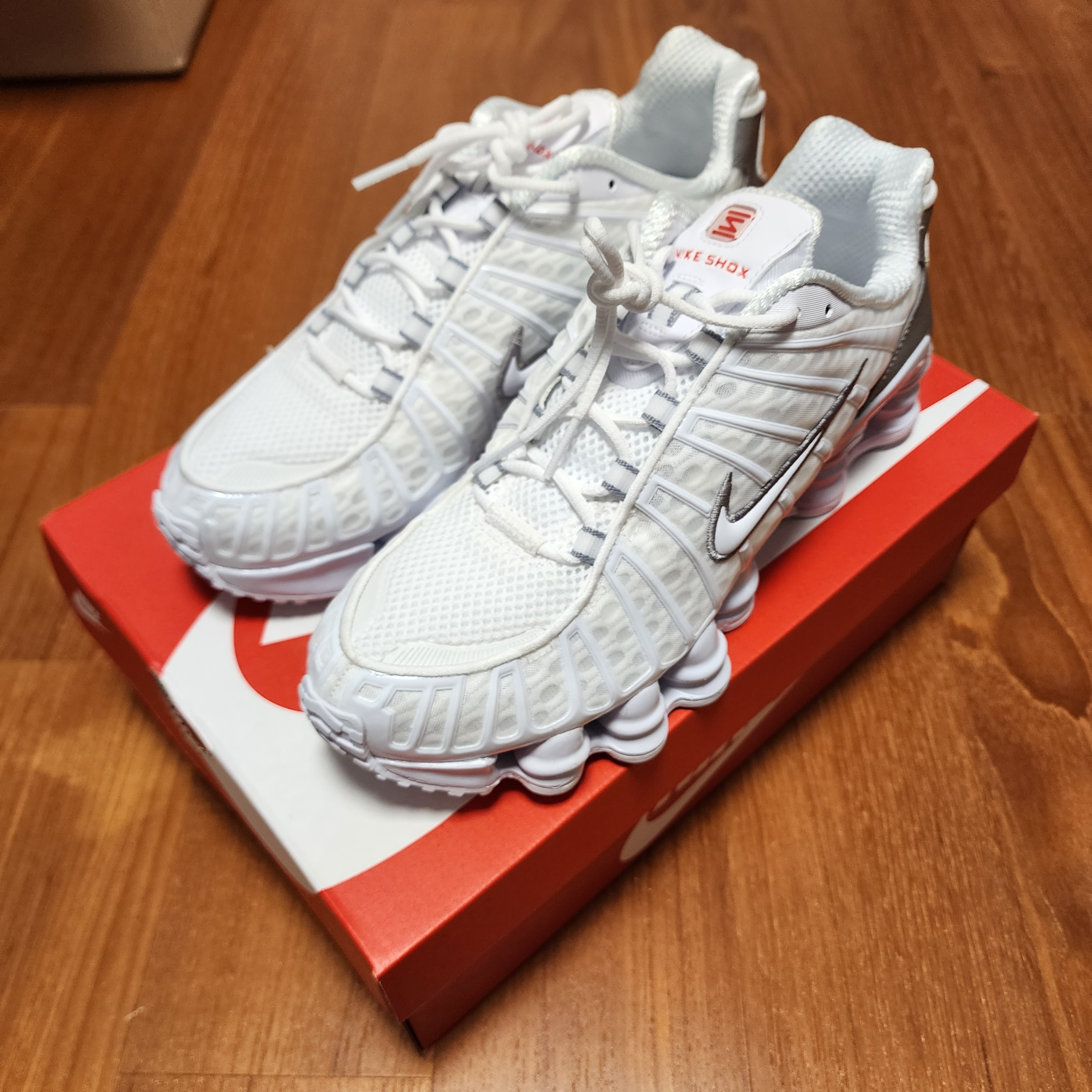 (W) Nike Shox TL White and Max Orange 착용 스타일 - 2