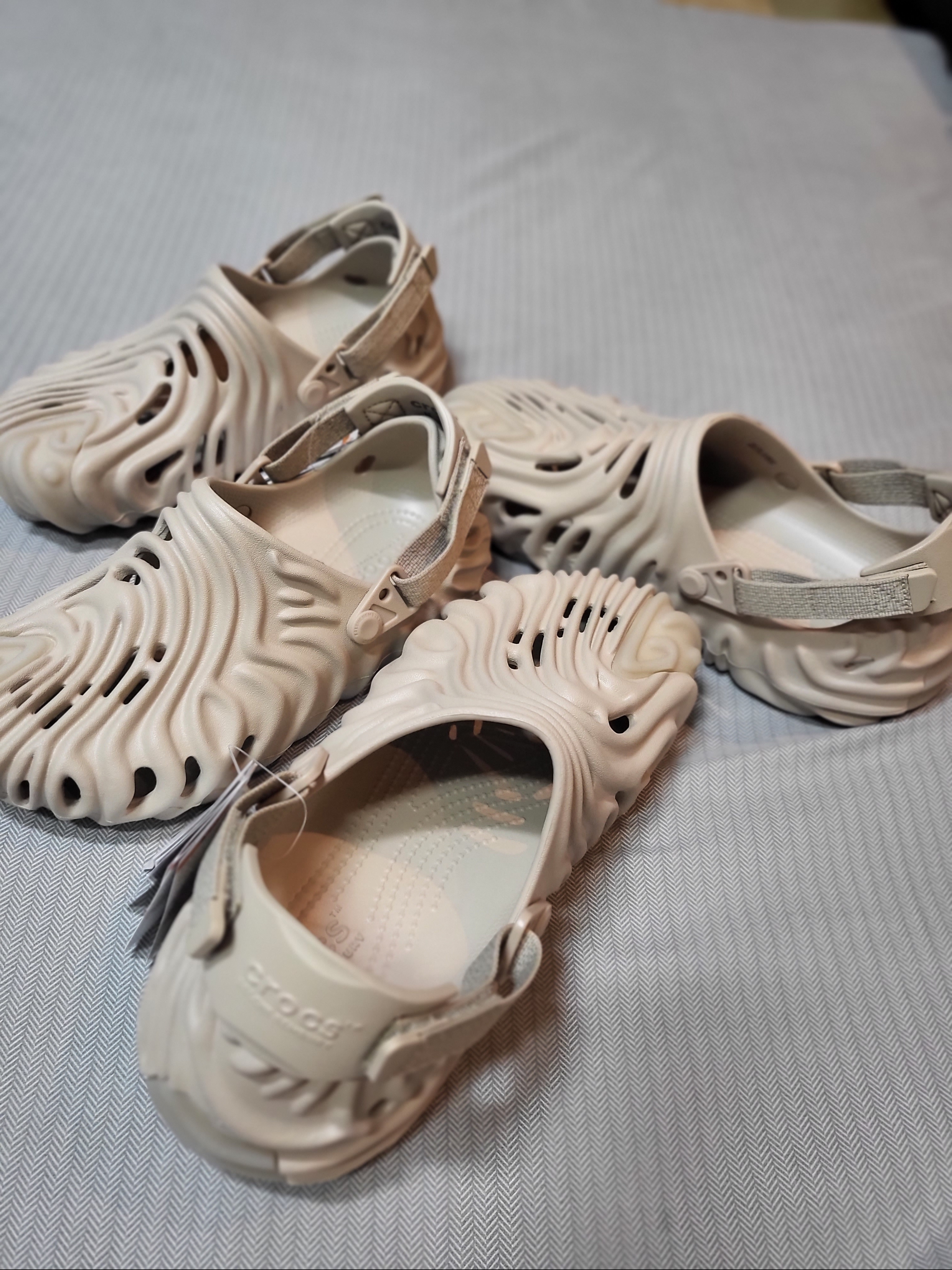 Crocs x Salehe Bembury Pollex Clog Horchata 착용 스타일