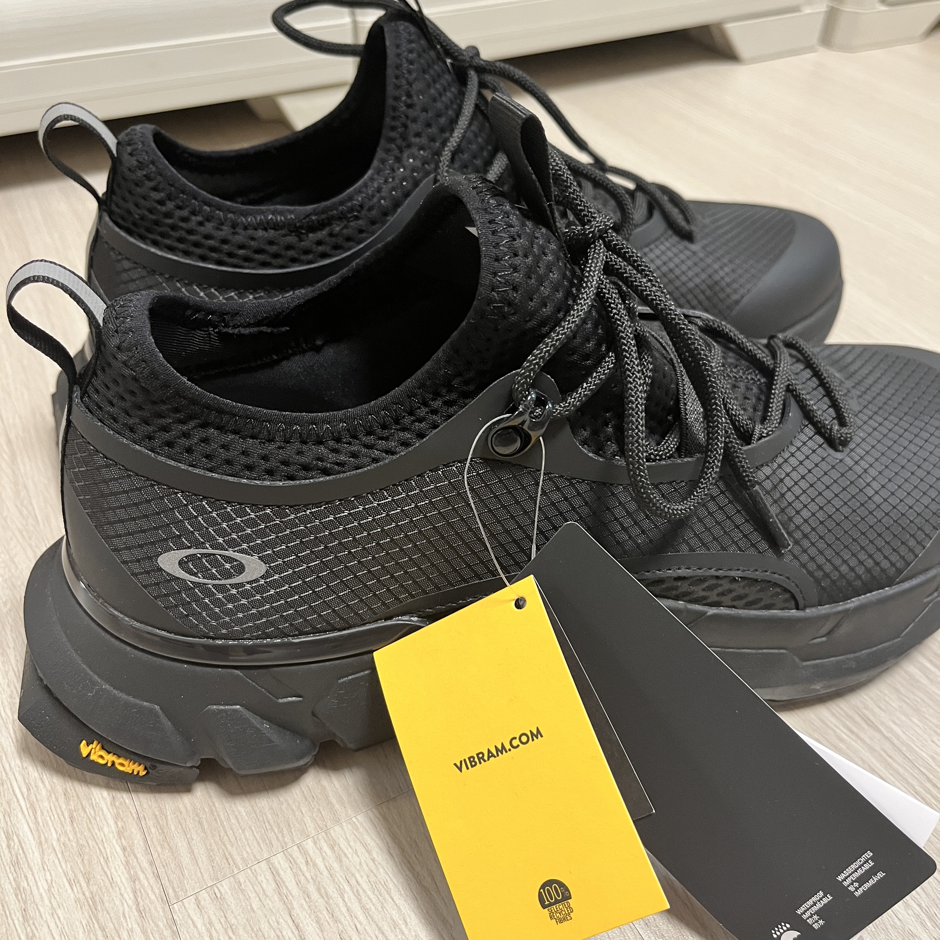 Oakley Light Shield Triple Black 착용 스타일 - 1