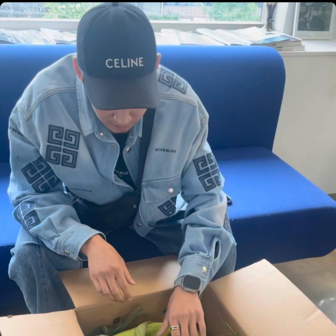 Celine Baseball Cap in Cotton Black 착용 스타일 - 1