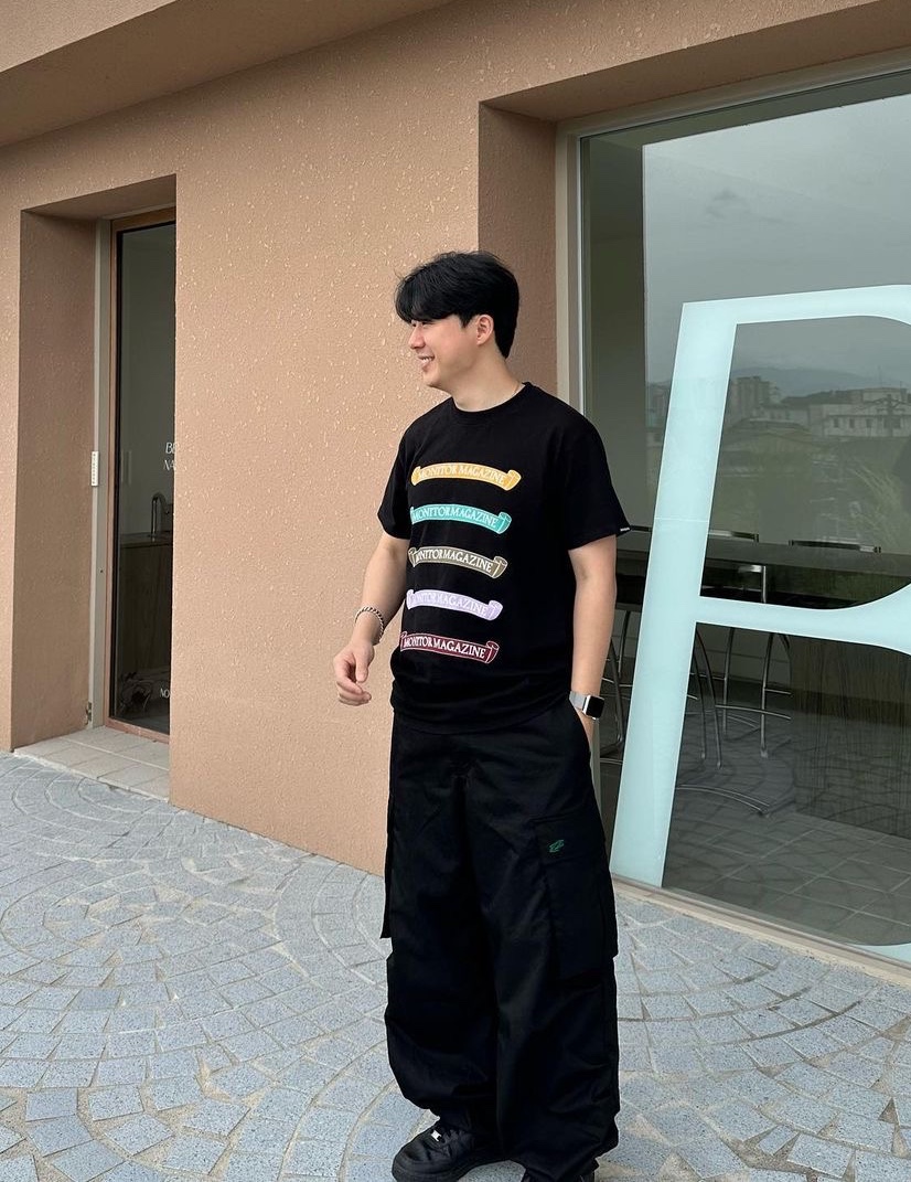 Safarispot Flag Magazine Tee Black 착용 스타일 - 1