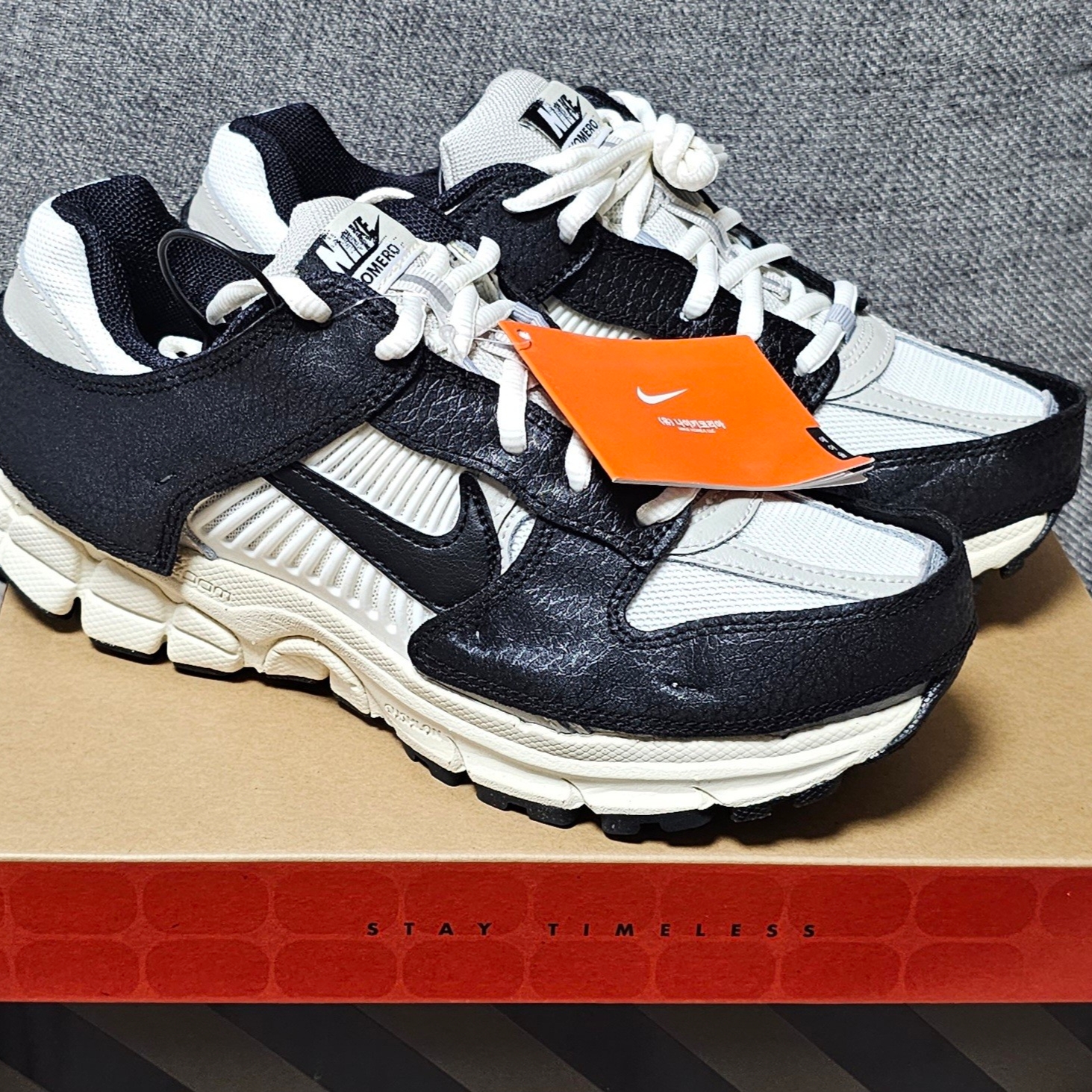 (W) Nike Zoom Vomero 5 Wolf Grey and Black 착용 스타일 - 1