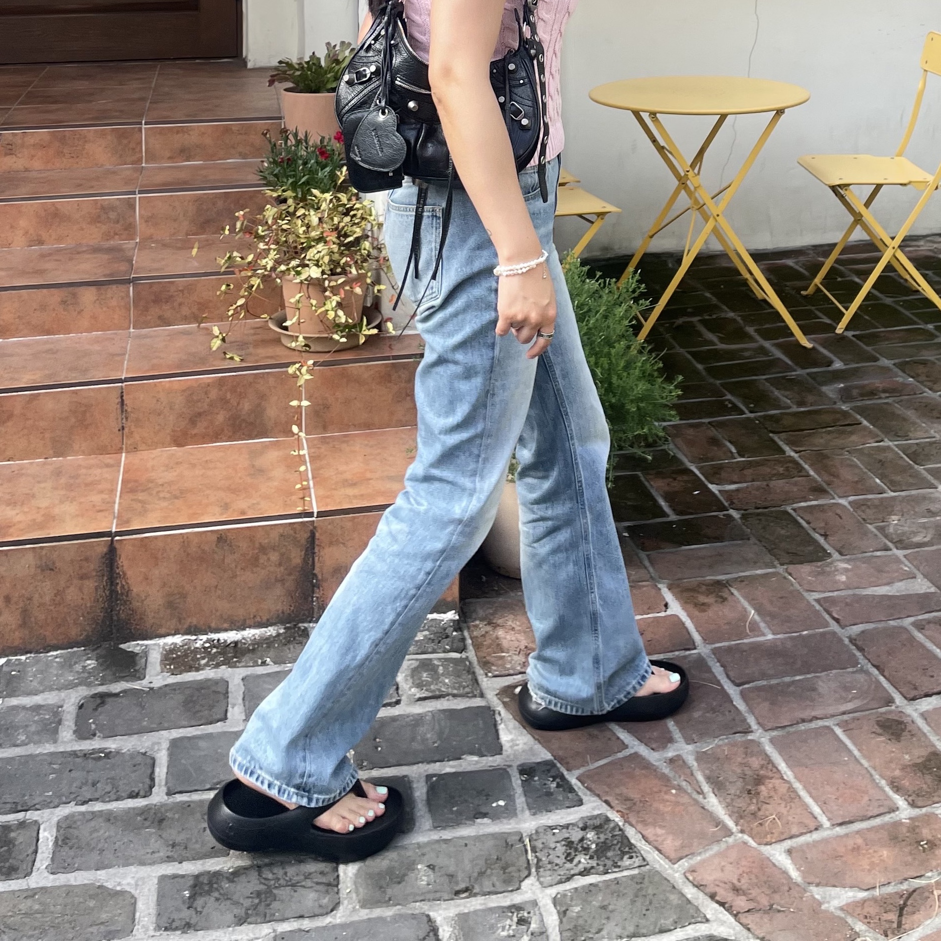 Taw&Toe x Low Classic Platform Flip Flop Black 착용 스타일 - 2
