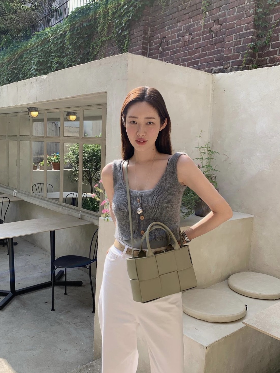Bottega Veneta Mini Arco Tote Bag Travertine 착용 스타일 - 1