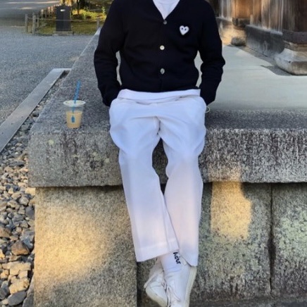 Play Comme des Garcons White Heart Knit Cardigan Black 착용 스타일