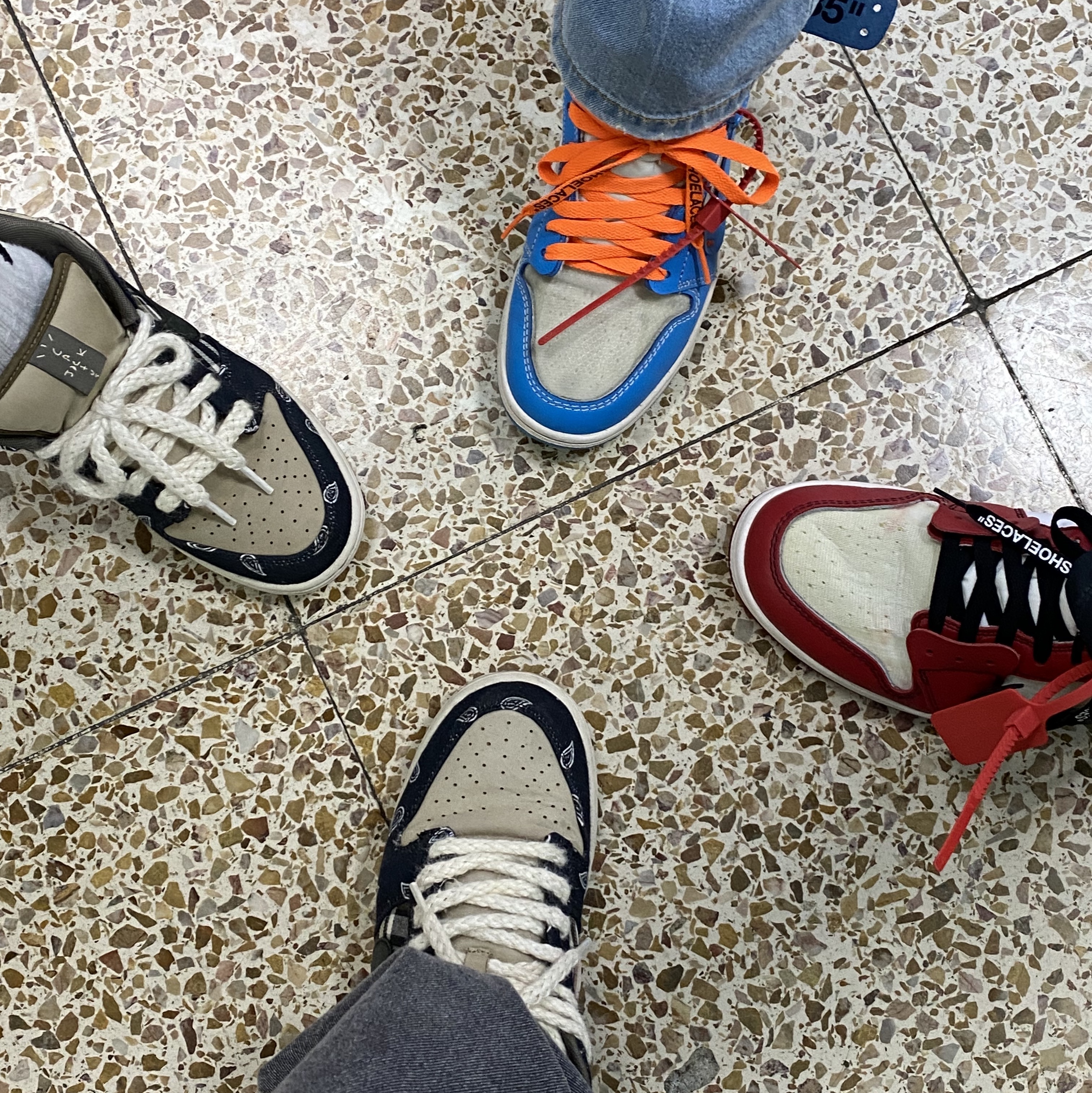 Nike x Travis Scott SB Dunk Low, Jordan 1 x Off-White Retro High University Blue 착용 스타일