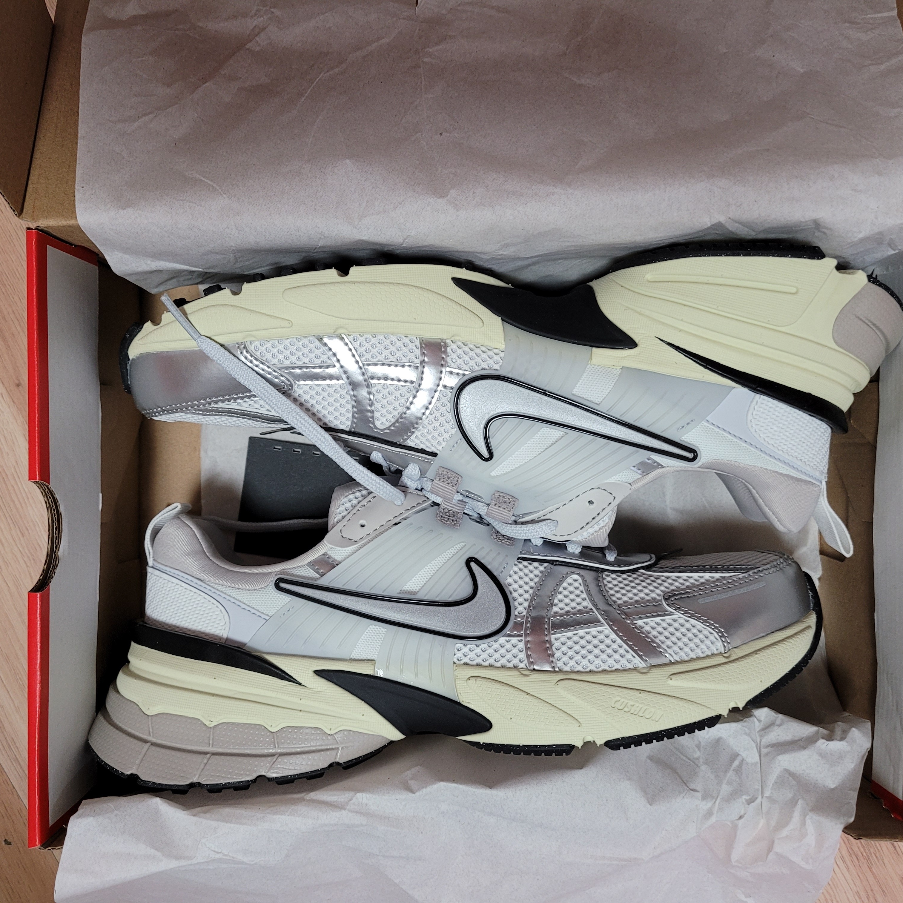 Nike V2K Run Summit White Metallic Silver 착용 스타일 - 4