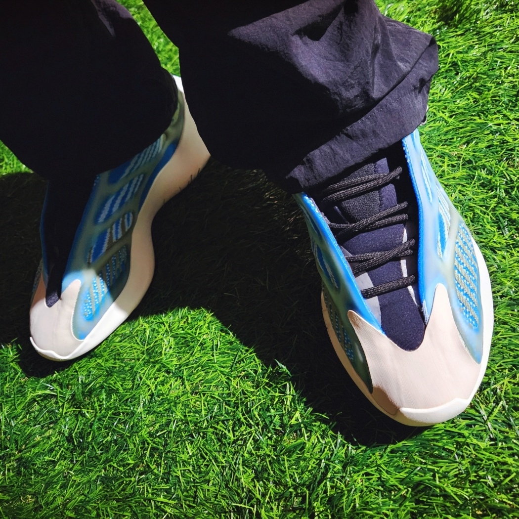 Adidas Yeezy 700 V3 Arzareth 착용 스타일 - 4