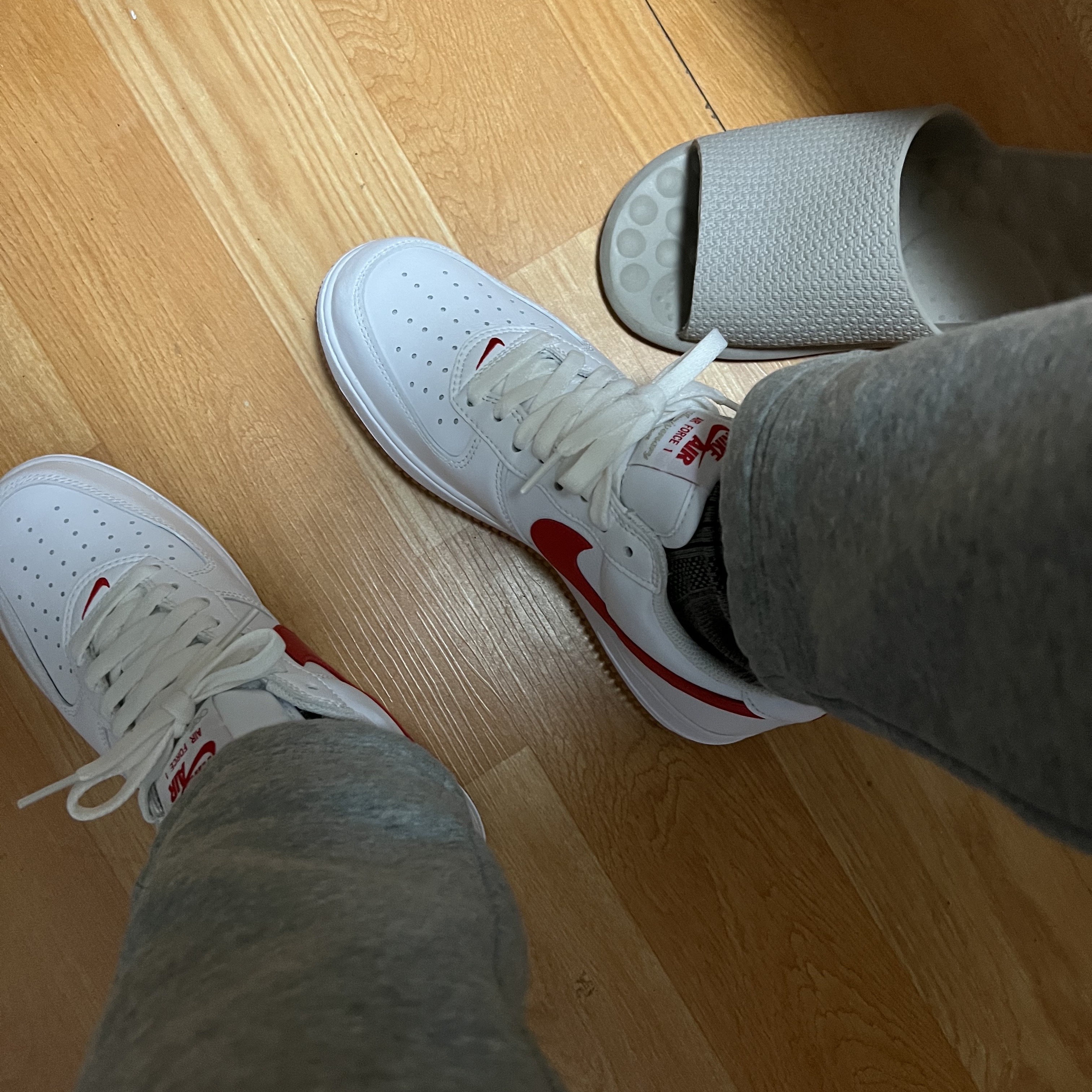 Nike Air Force 1 Low Retro Color of the Month University Red 착용 스타일