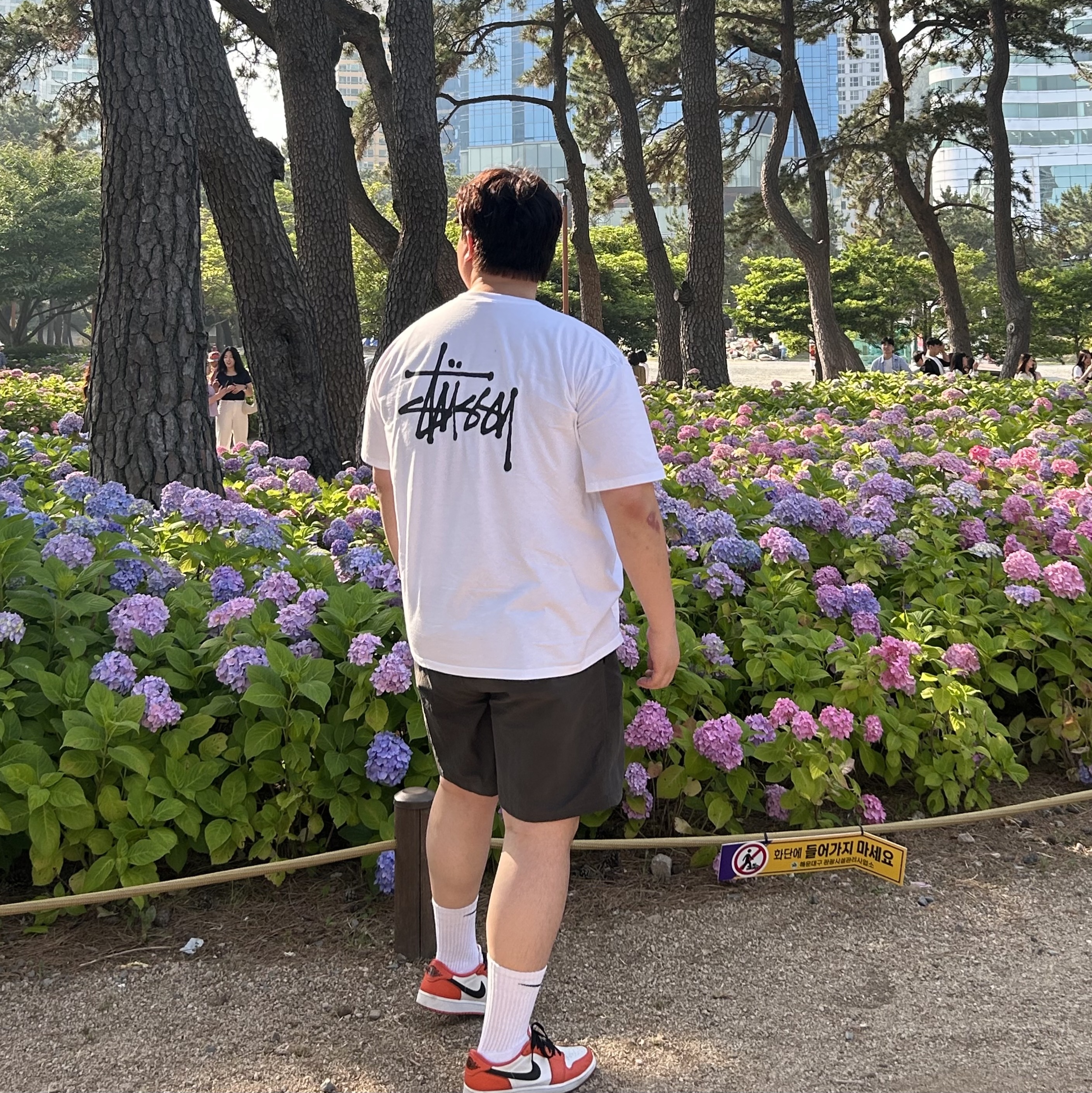 Stussy Basic Stussy T-Shirt White 2023, Stussy Wave Dye Nylon Shorts Black 착용 스타일
