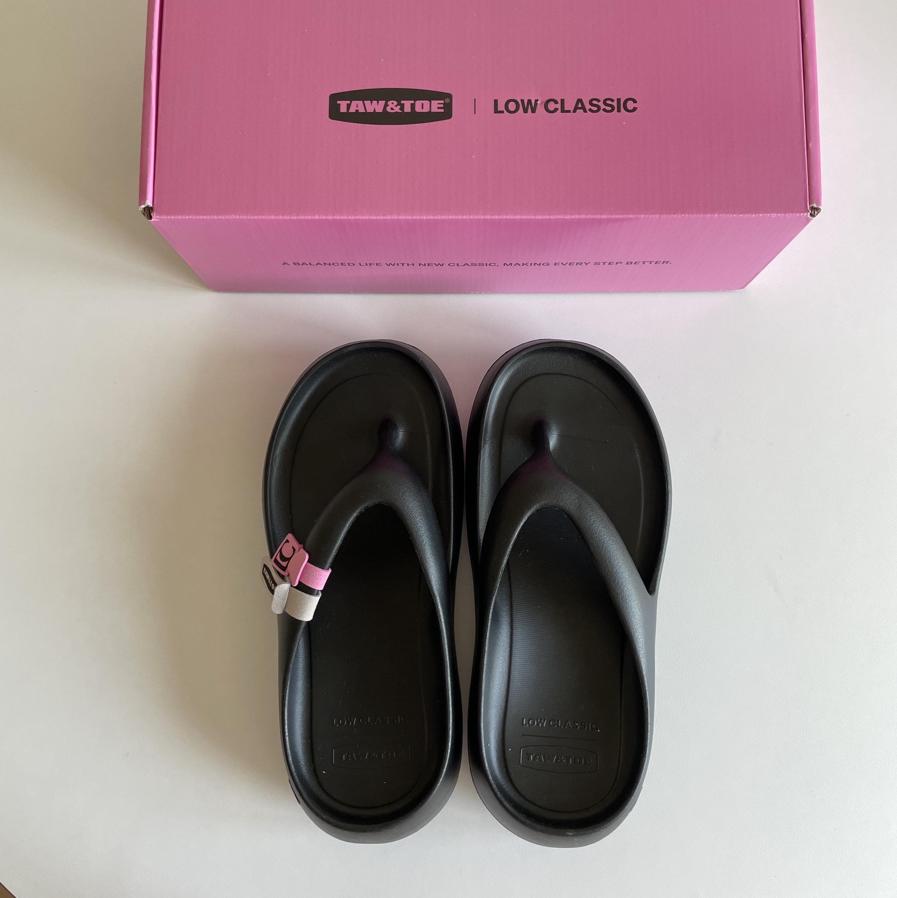 Taw&Toe x Low Classic Platform Flip Flop Black 착용 스타일 - 1