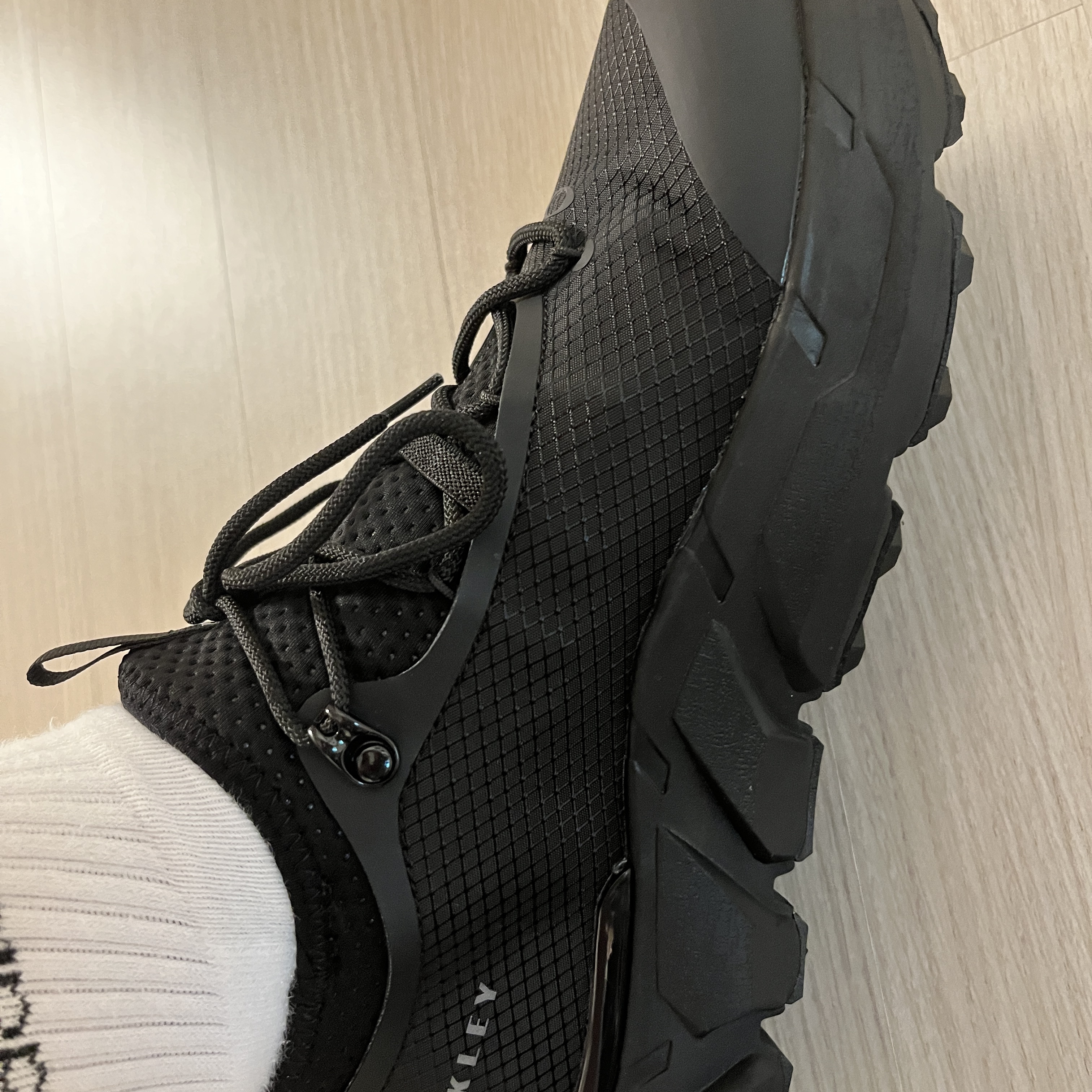 Oakley Light Shield Triple Black 착용 스타일 - 2