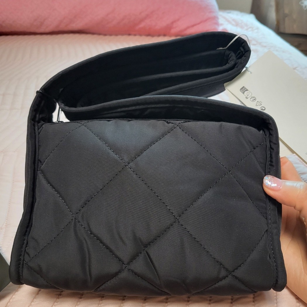 COS Diamond Quilted Mini Crossbody Bag Black 착용 스타일 - 2