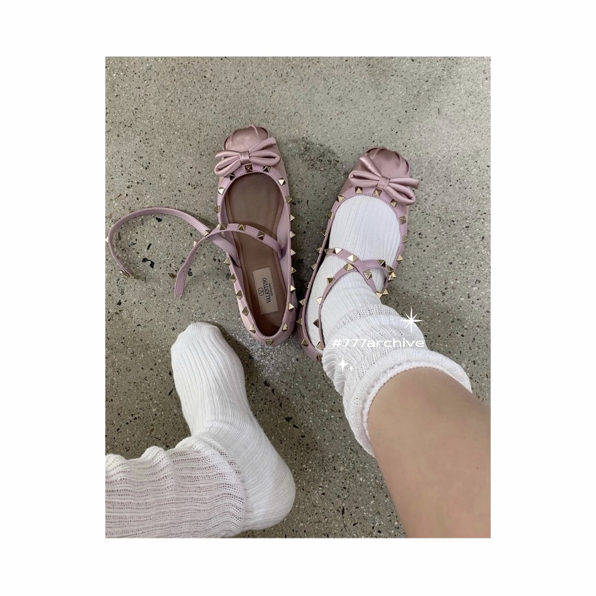 (W) Valentino Rockstud Satin Ballerina Water Lilac 착용 스타일 - 3