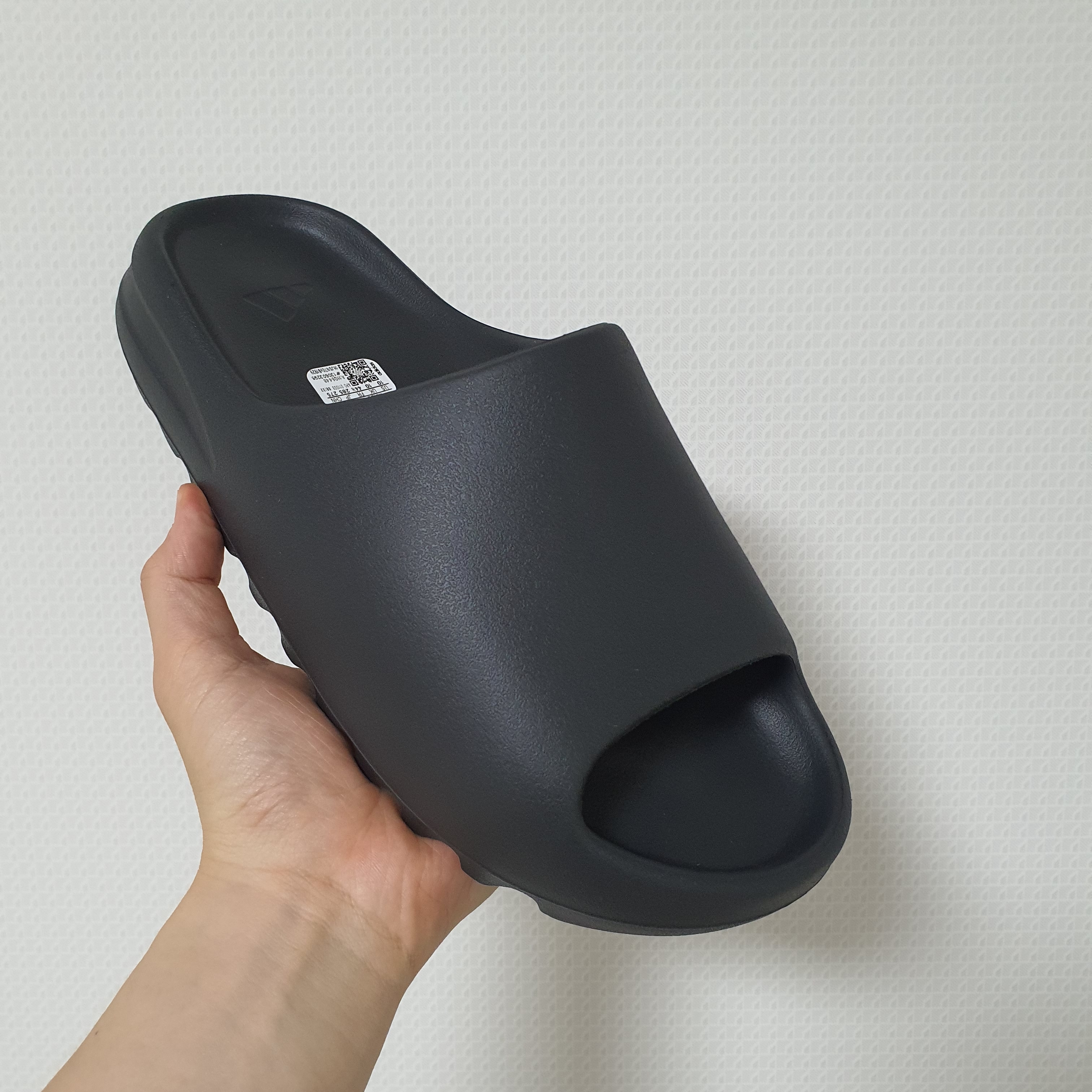 Adidas Yeezy Slide Onyx 착용 스타일