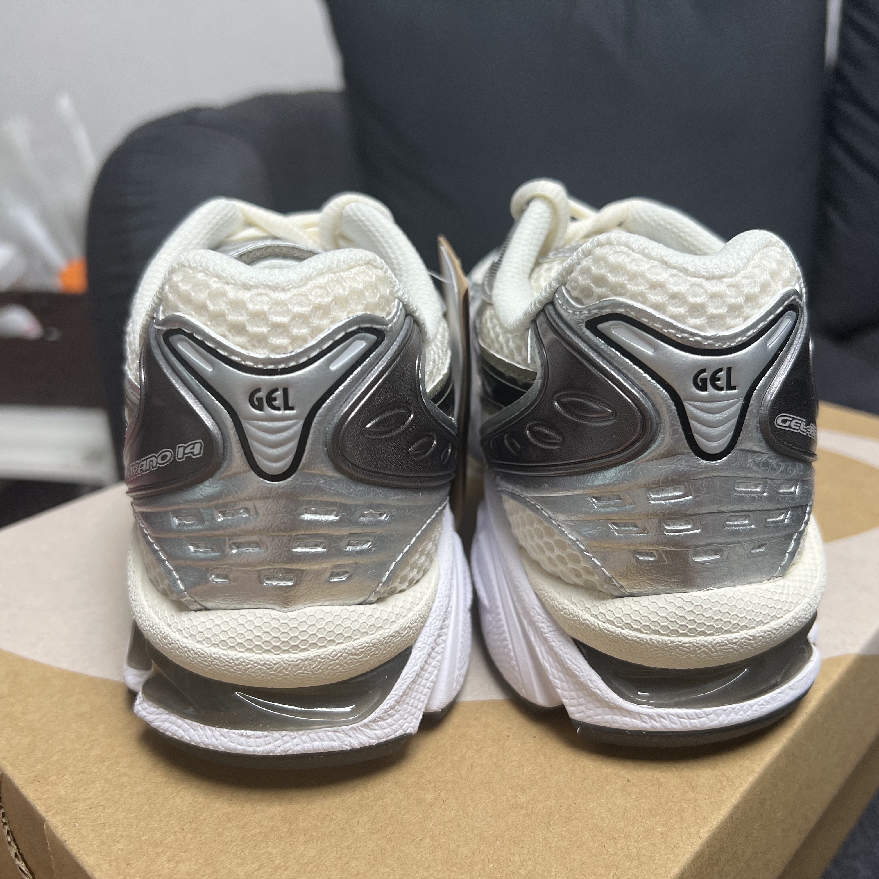 Asics Gel-Kayano 14 Cream Black 착용 스타일 - 3