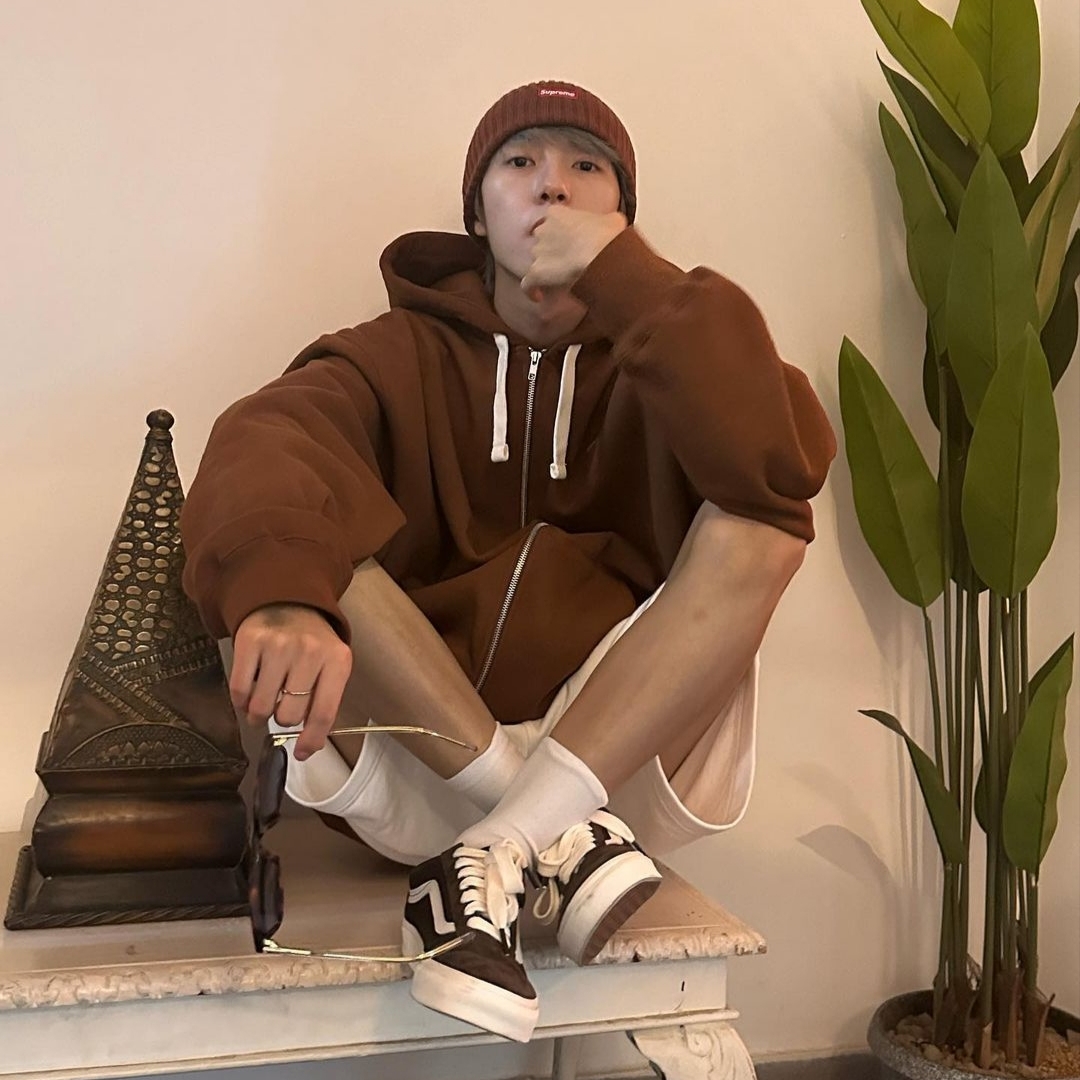 Supreme Overdyed Beanie Brown - 22SS, Supreme Small Box Drawcord Zip Up Hooded Sweatshirt Brown - 22FW 착용 스타일 - 1