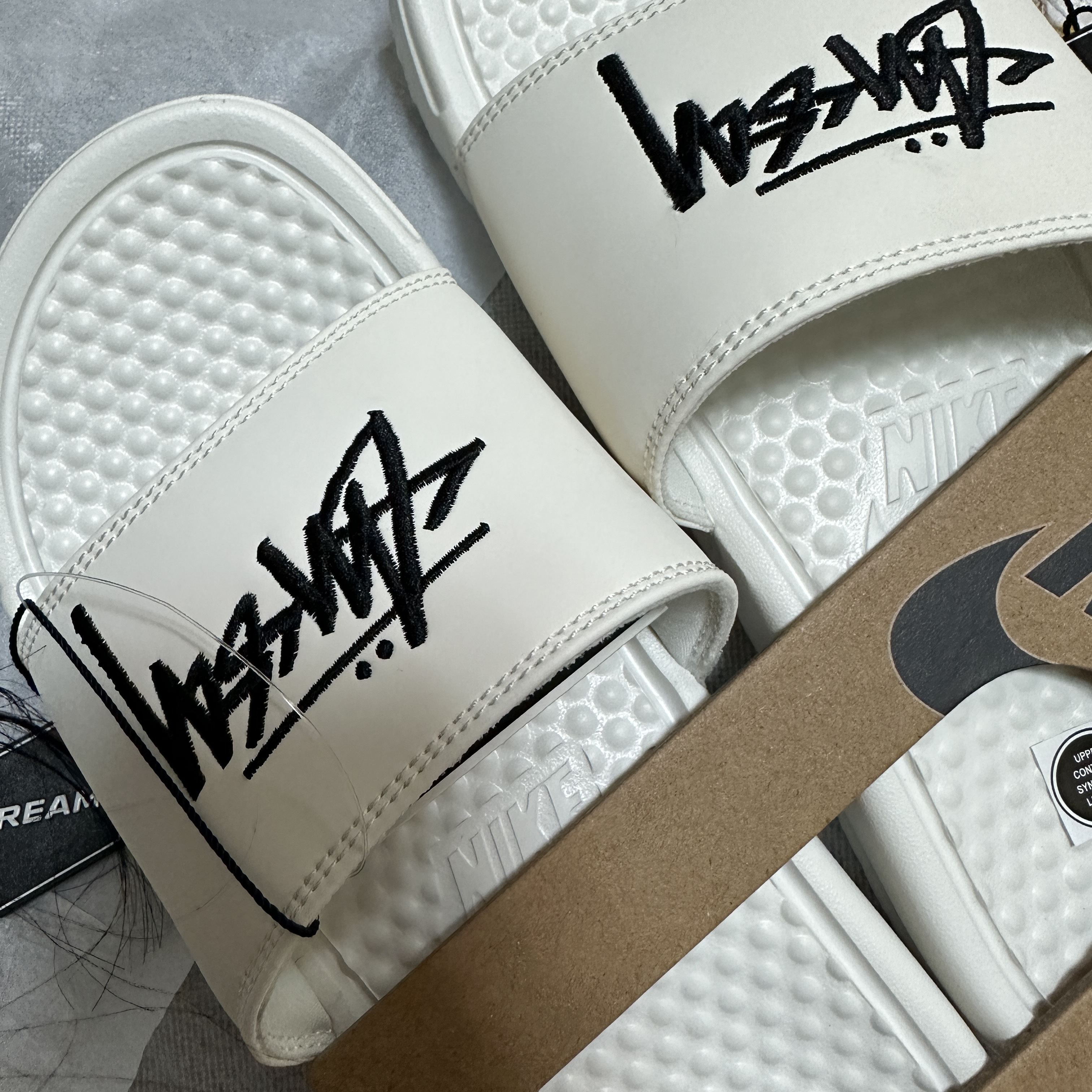 Nike x Stussy Benassi Slide Sail 착용 스타일 - 1
