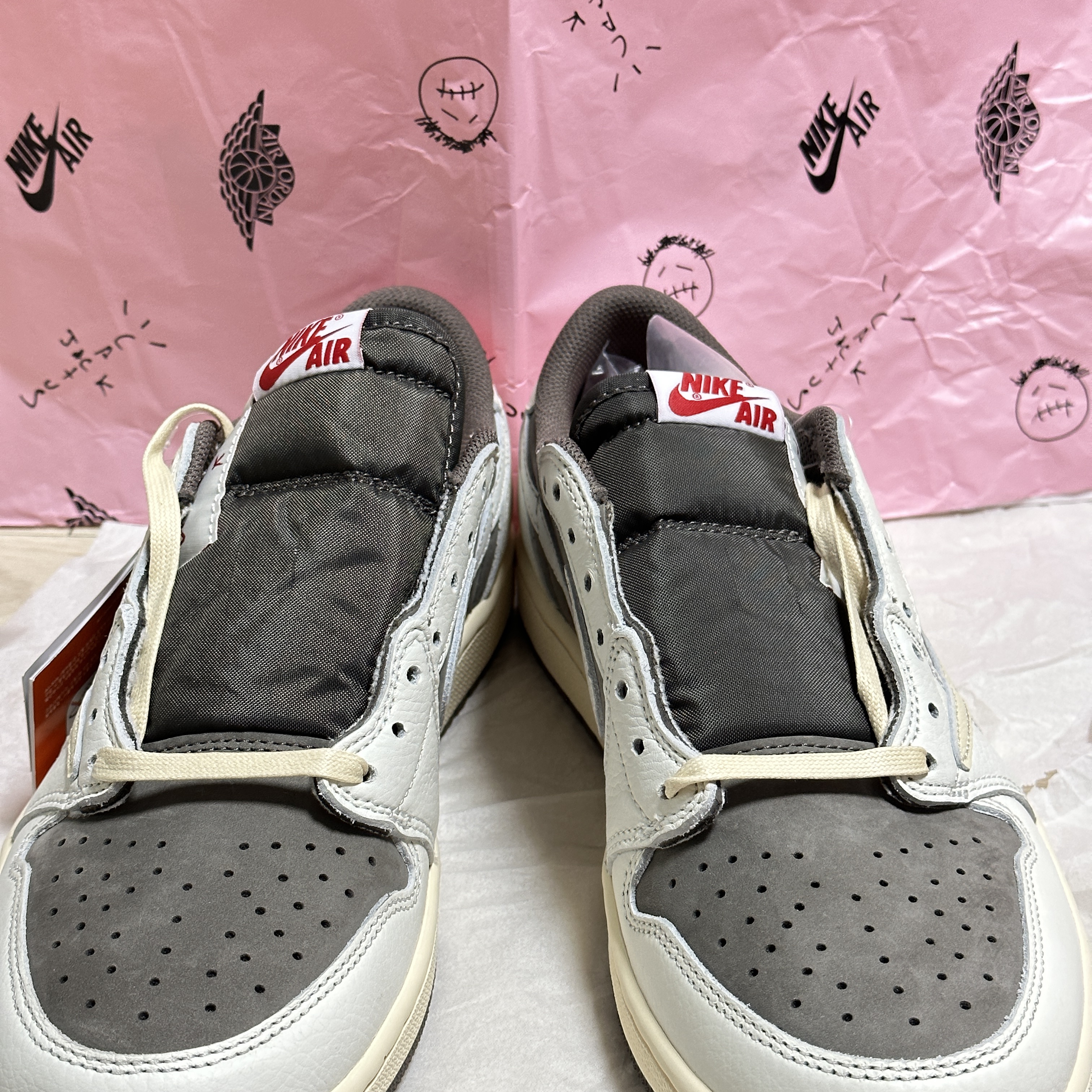 Jordan 1 x Travis Scott Retro Low OG SP Sail and Ridgerock 착용 스타일 - 2