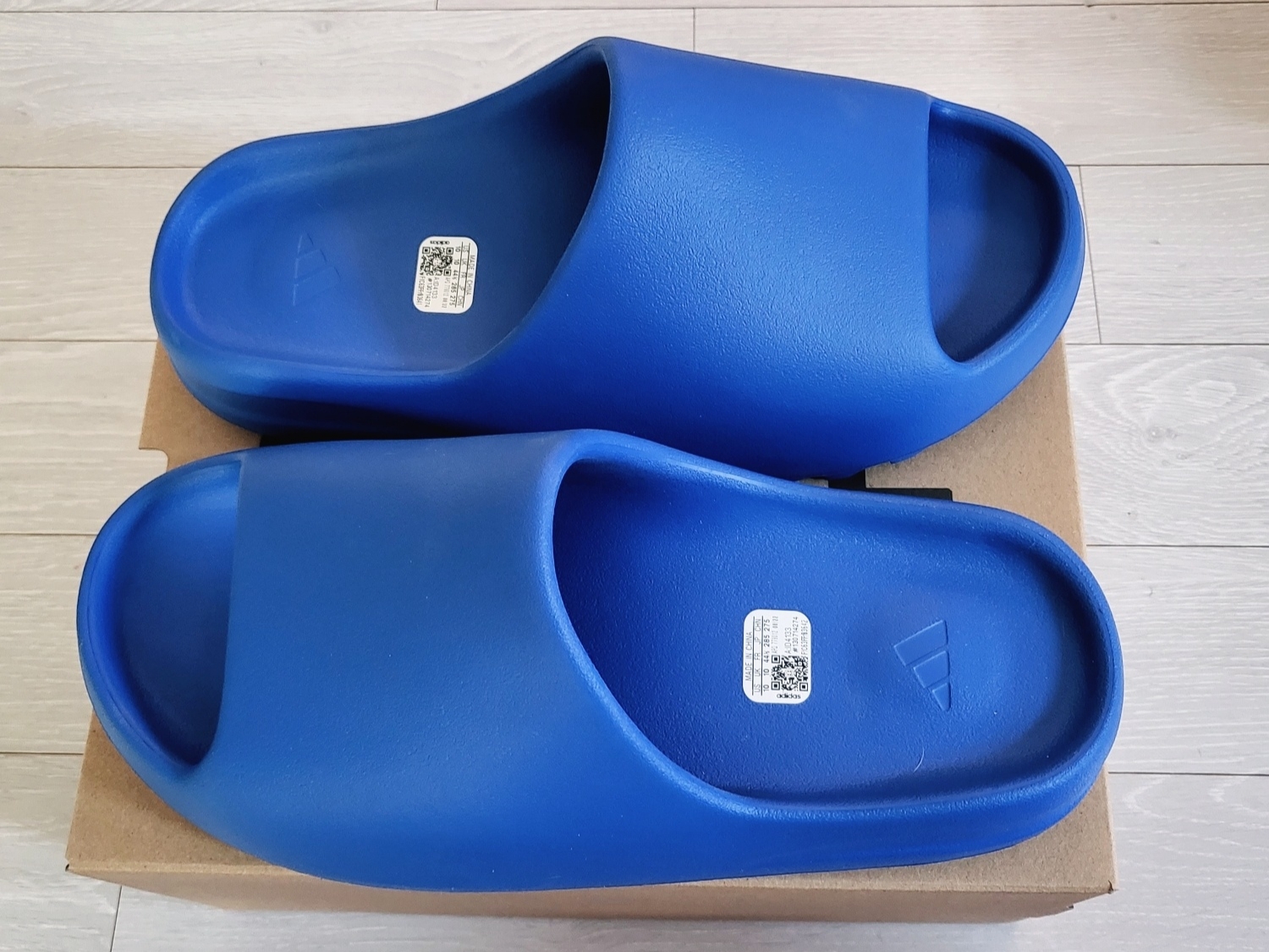 Adidas Yeezy Slide Azure 착용 스타일