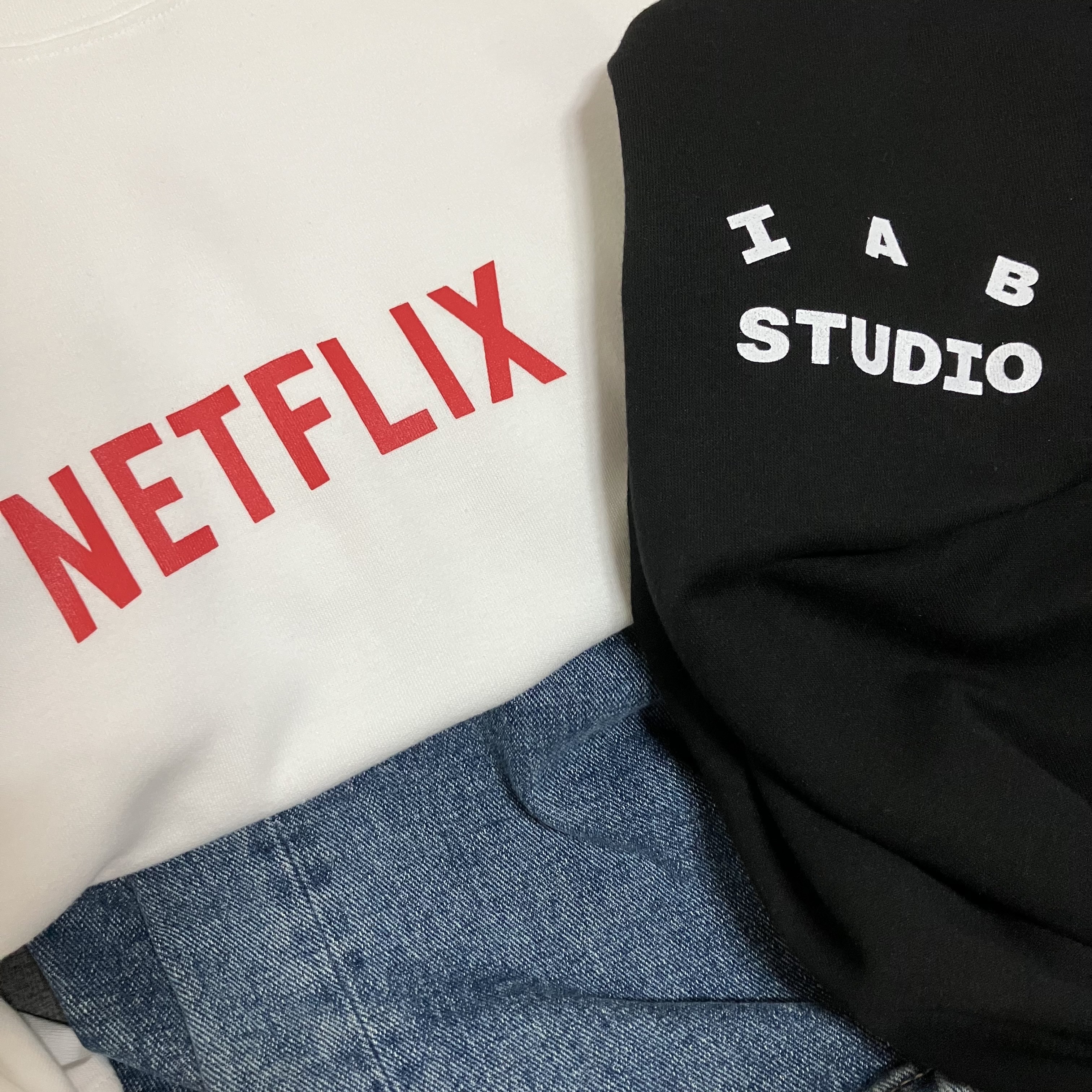 IAB Studio x Netflix SS T-Shirt White 착용 스타일 - 2