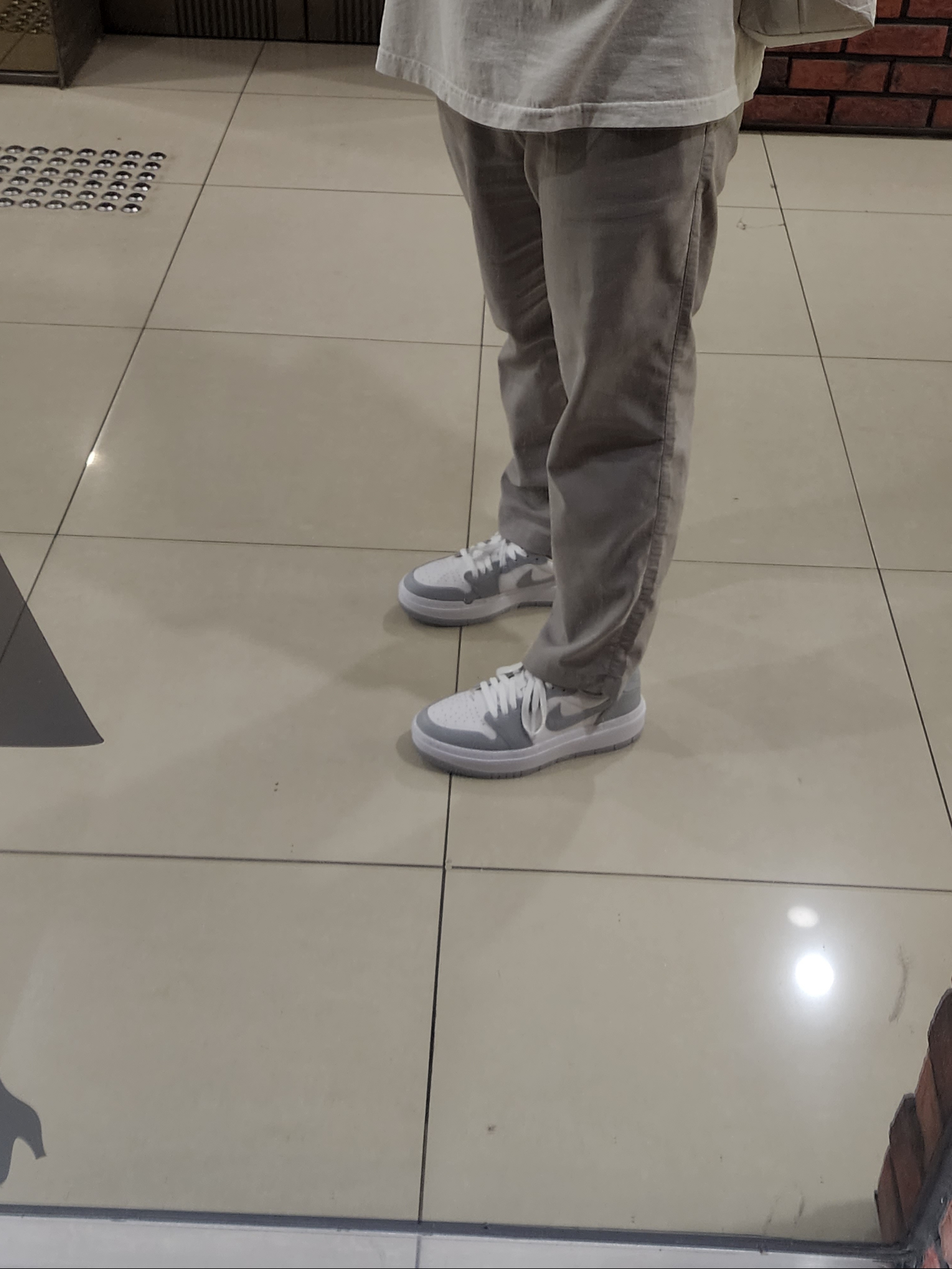 (W) Jordan 1 Elevate Low White and Wolf Grey 착용 스타일 - 3