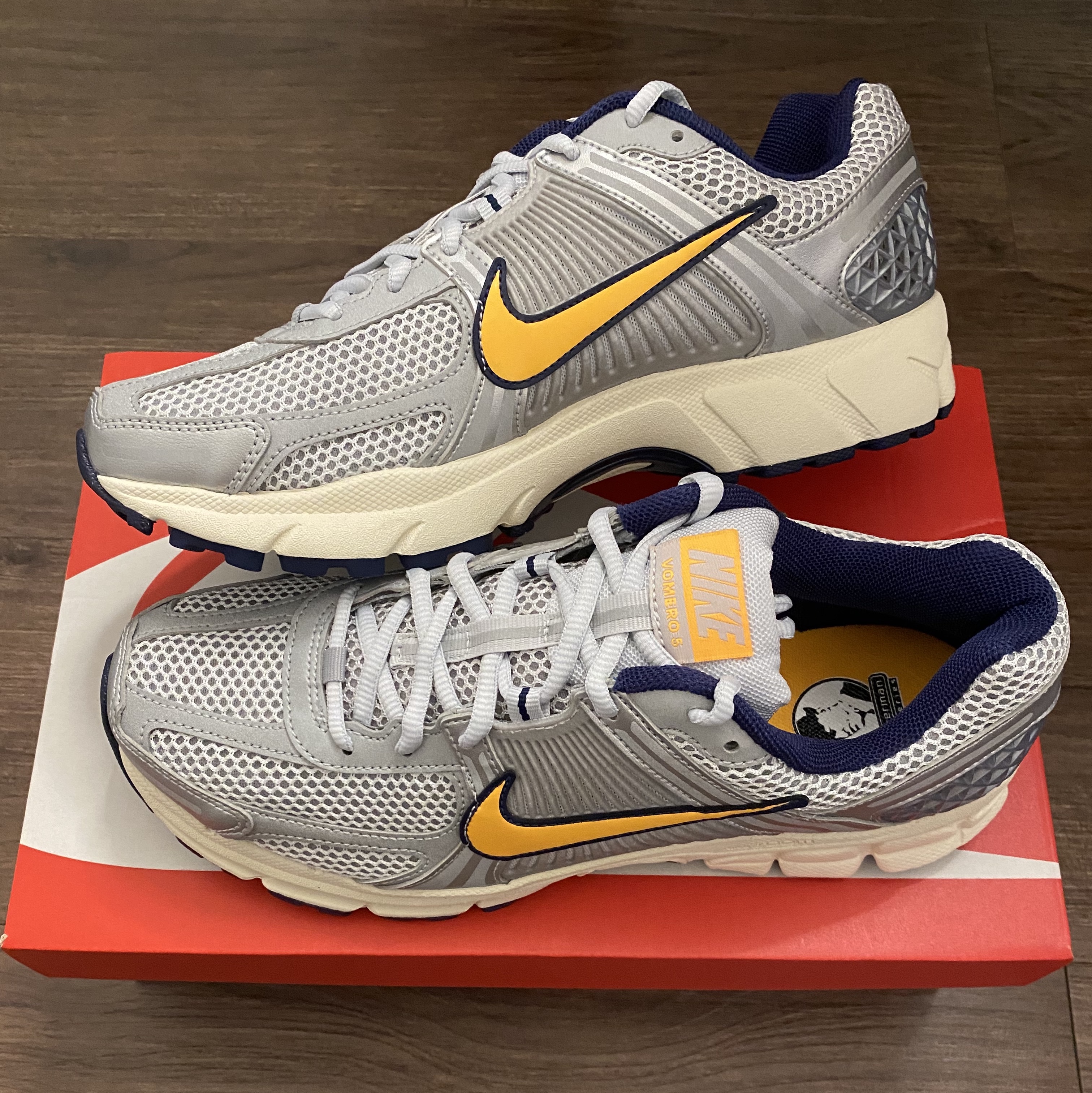 Nike Zoom Vomero 5 Pure Platinum and Laser Orange 착용 스타일