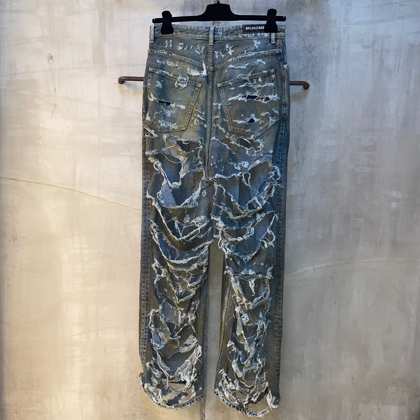Balenciaga Super Destroyed Baggy Pants Light Blue 착용 스타일 - 4