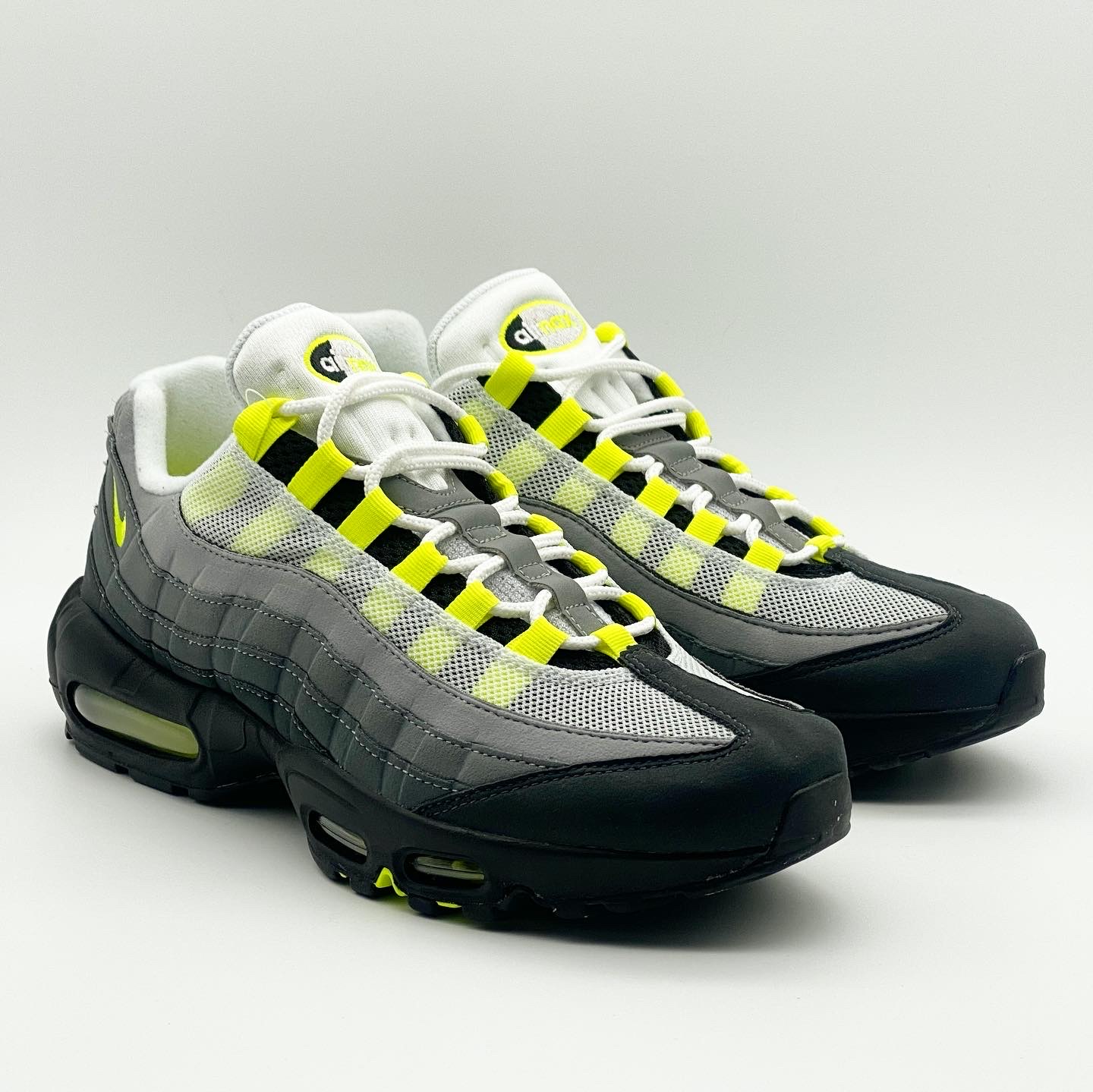Nike Air Max 95 OG Neon Yellow 2020 착용 스타일 - 2