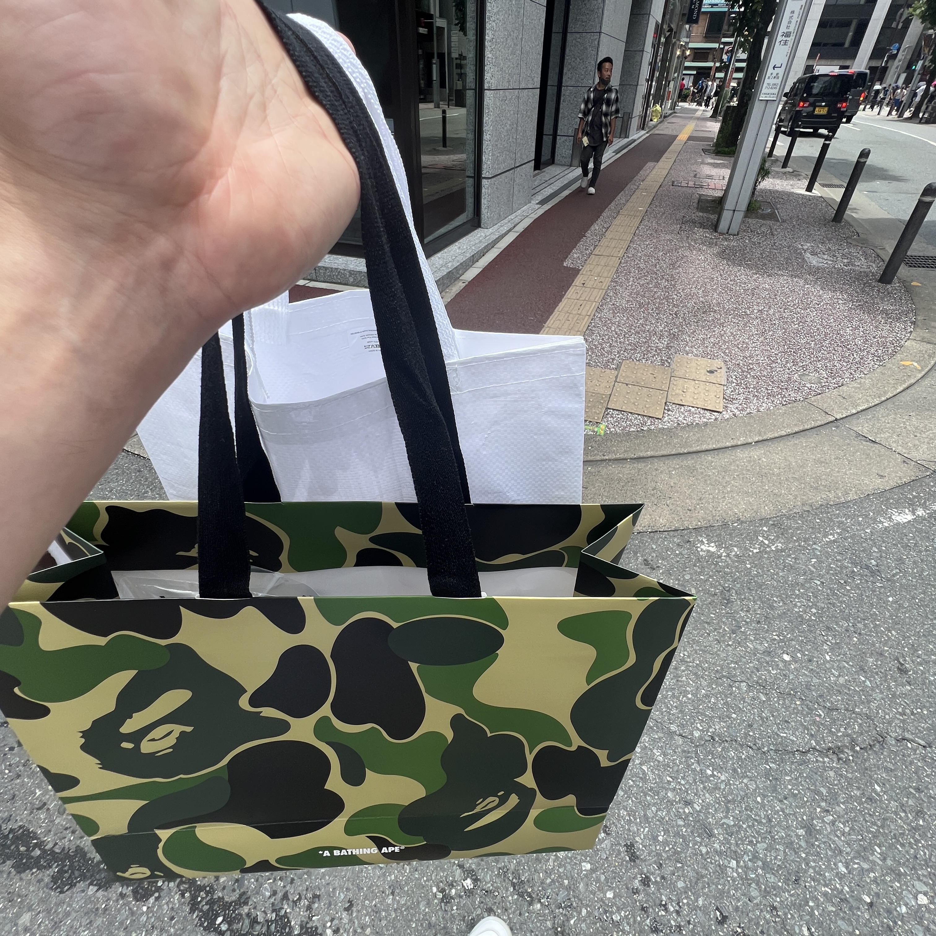 Supreme Mesh Small Backpack White - 23SS, BAPE x Porter 1st Camo Crossbody Bag Yellow 착용 스타일 - 2