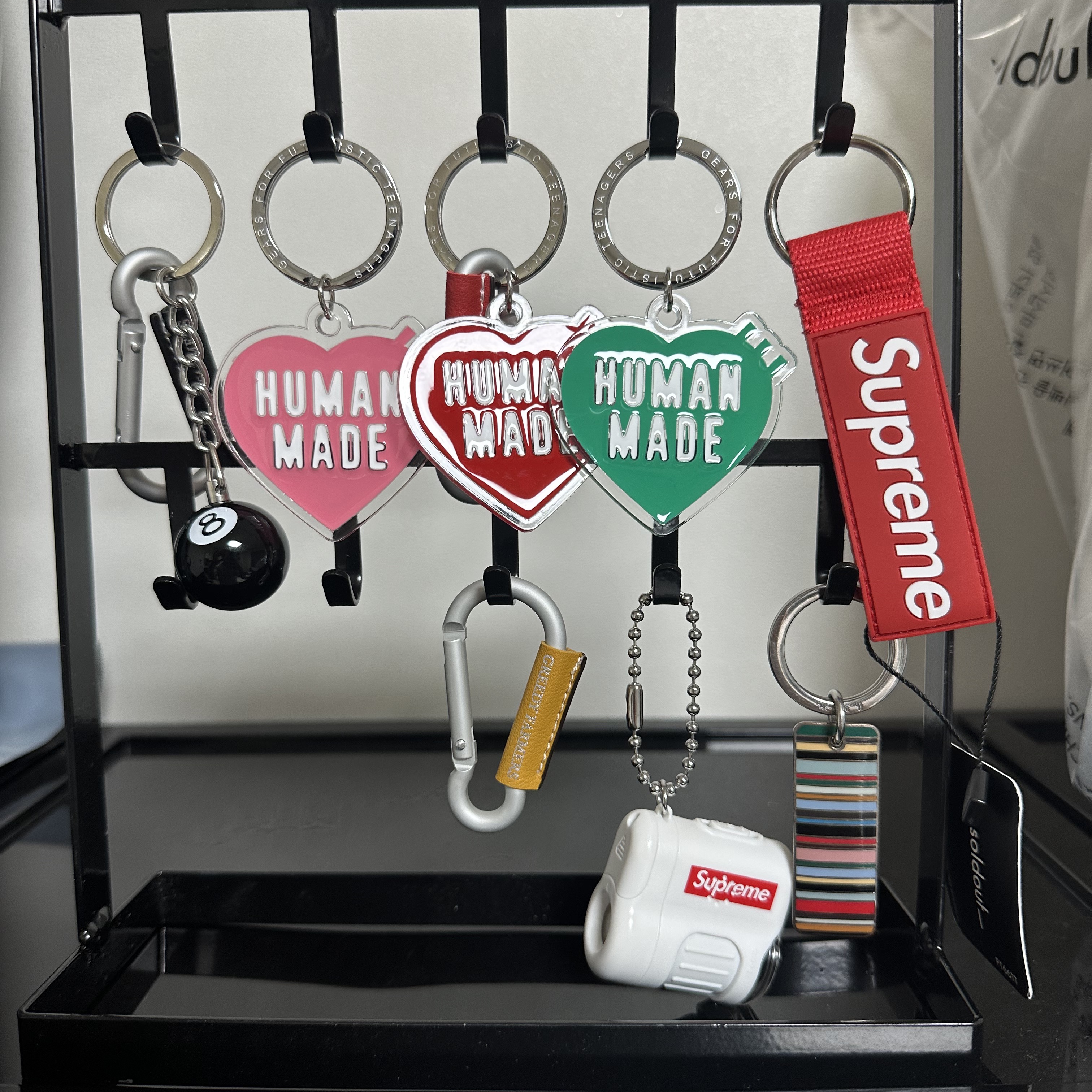 Human Made Acrylic Heart Keyring Green 착용 스타일