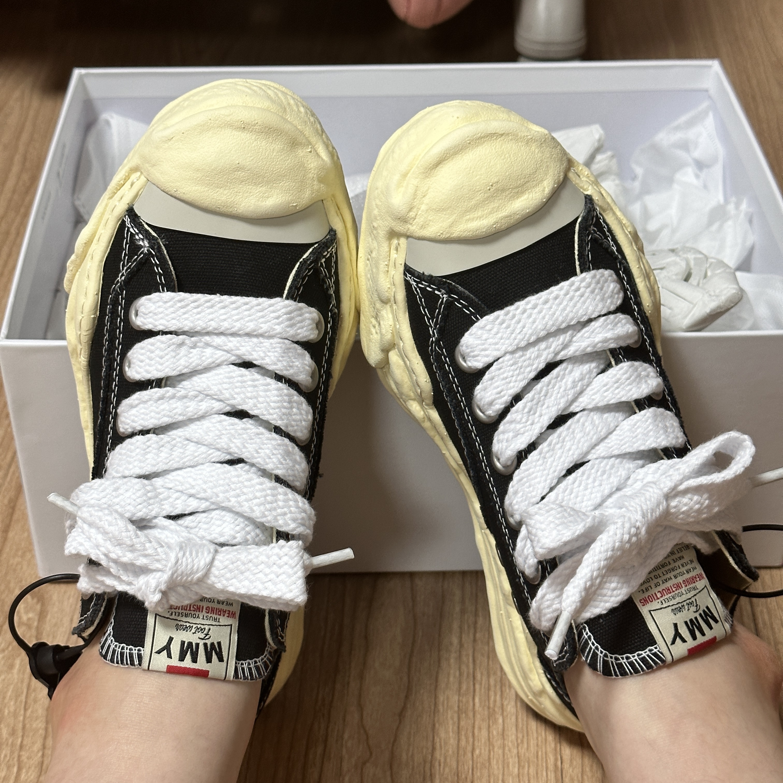 Maison Mihara Yasuhiro Hank VL OG Sole Canvas Low-top Sneakers Black 착용 스타일 - 1