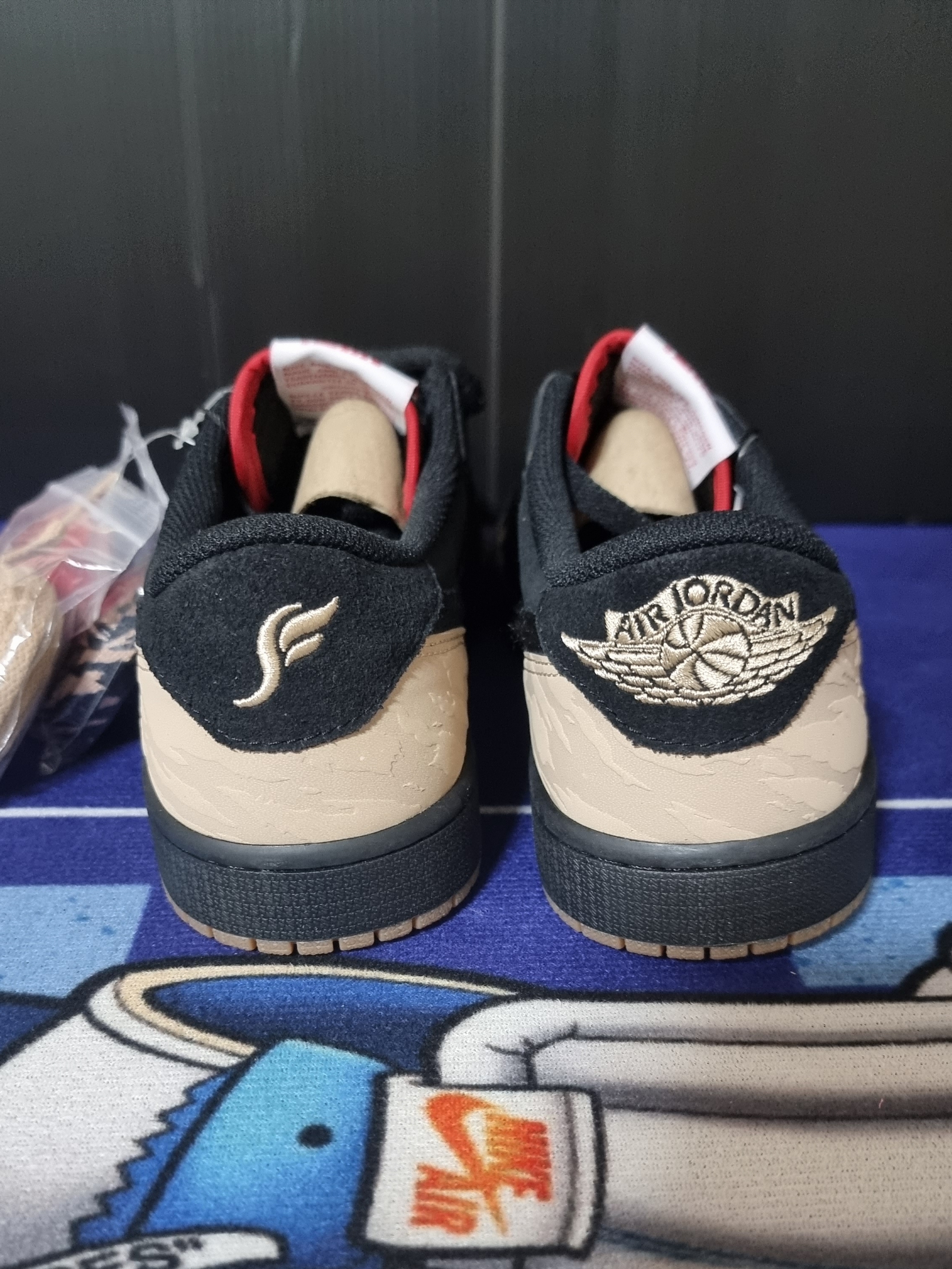 Jordan 1 x SoleFly Retro Low OG SP Black and Sport Red 착용 스타일 - 3
