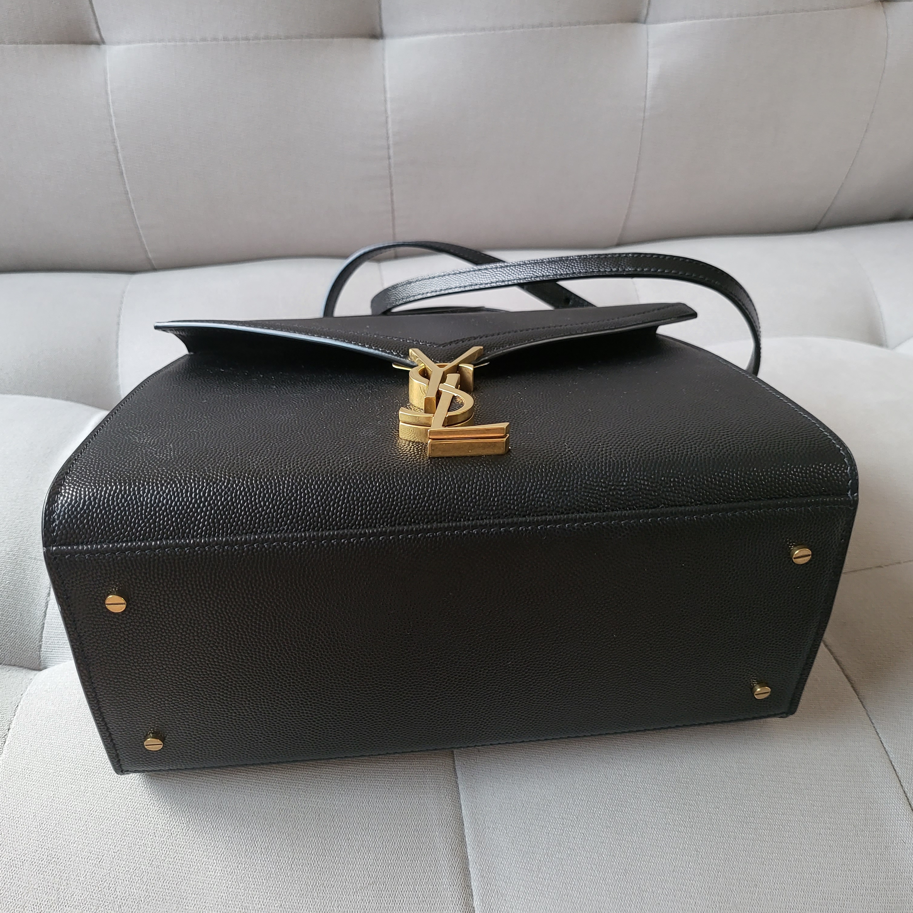 Saint Laurent Cassandra Medium Top Handle Bag in Grain de Poudre Embossed Leather Black 착용 스타일 - 1