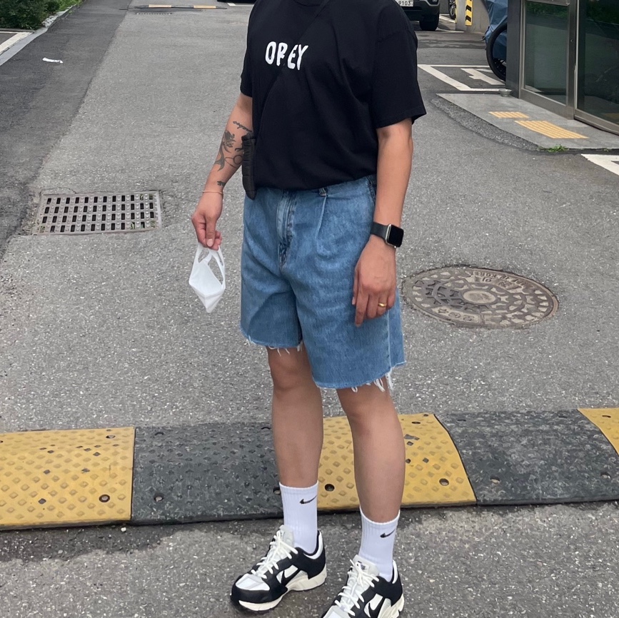 (W) Nike Zoom Vomero 5 Wolf Grey and Black, Supreme Shoulder Bag Black - 19FW 착용 스타일