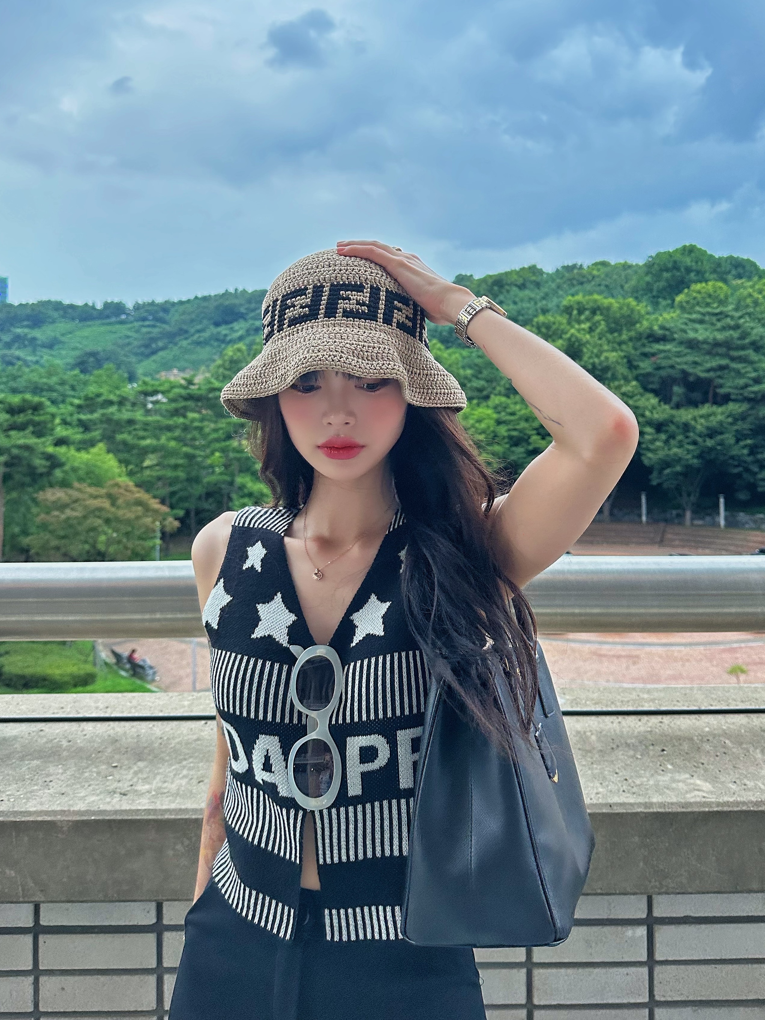 (W) Celine Triomphe 01 Sunglasses in Acetate Milky Cream 착용 스타일 - 2