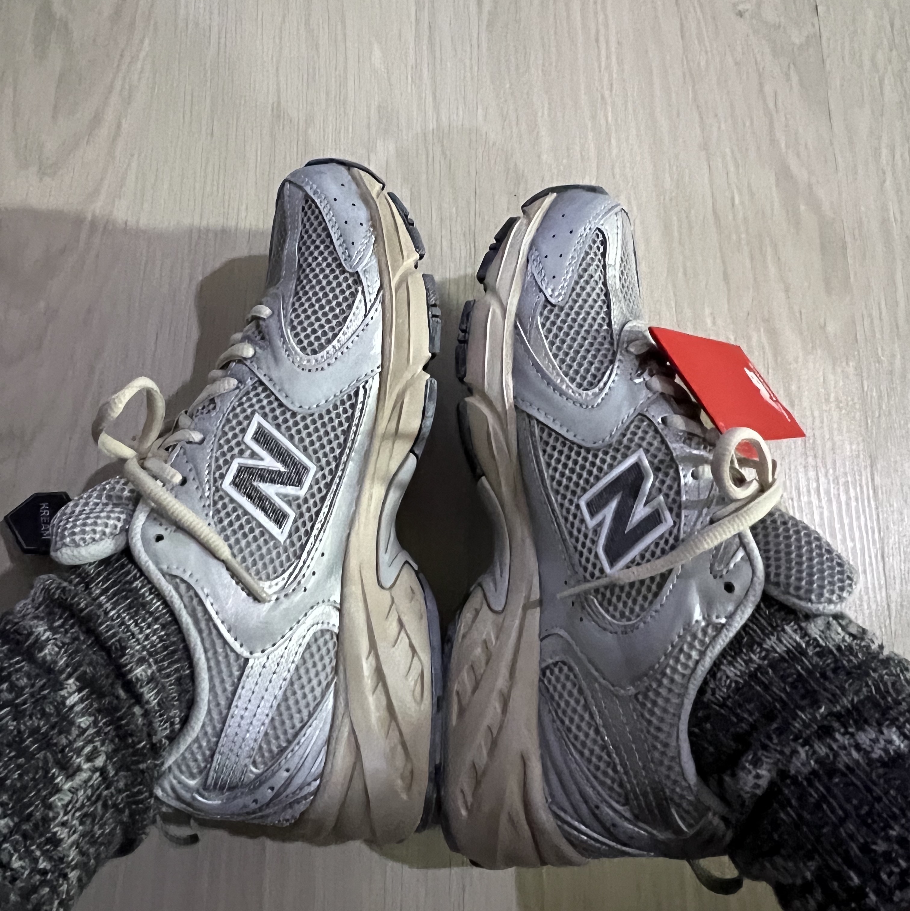 New Balance 530 Vintage Metallic Silver 착용 스타일 - 1