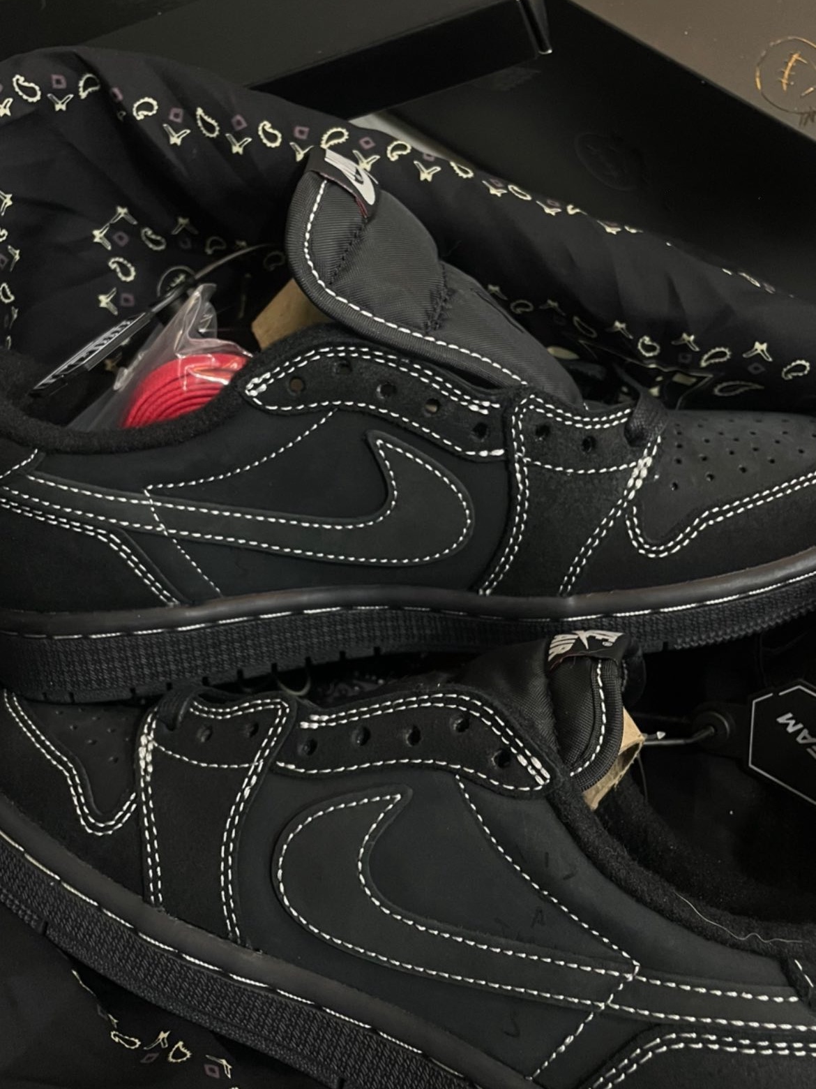 Jordan 1 x Travis Scott Retro Low OG SP Black Phantom 착용 스타일 - 2