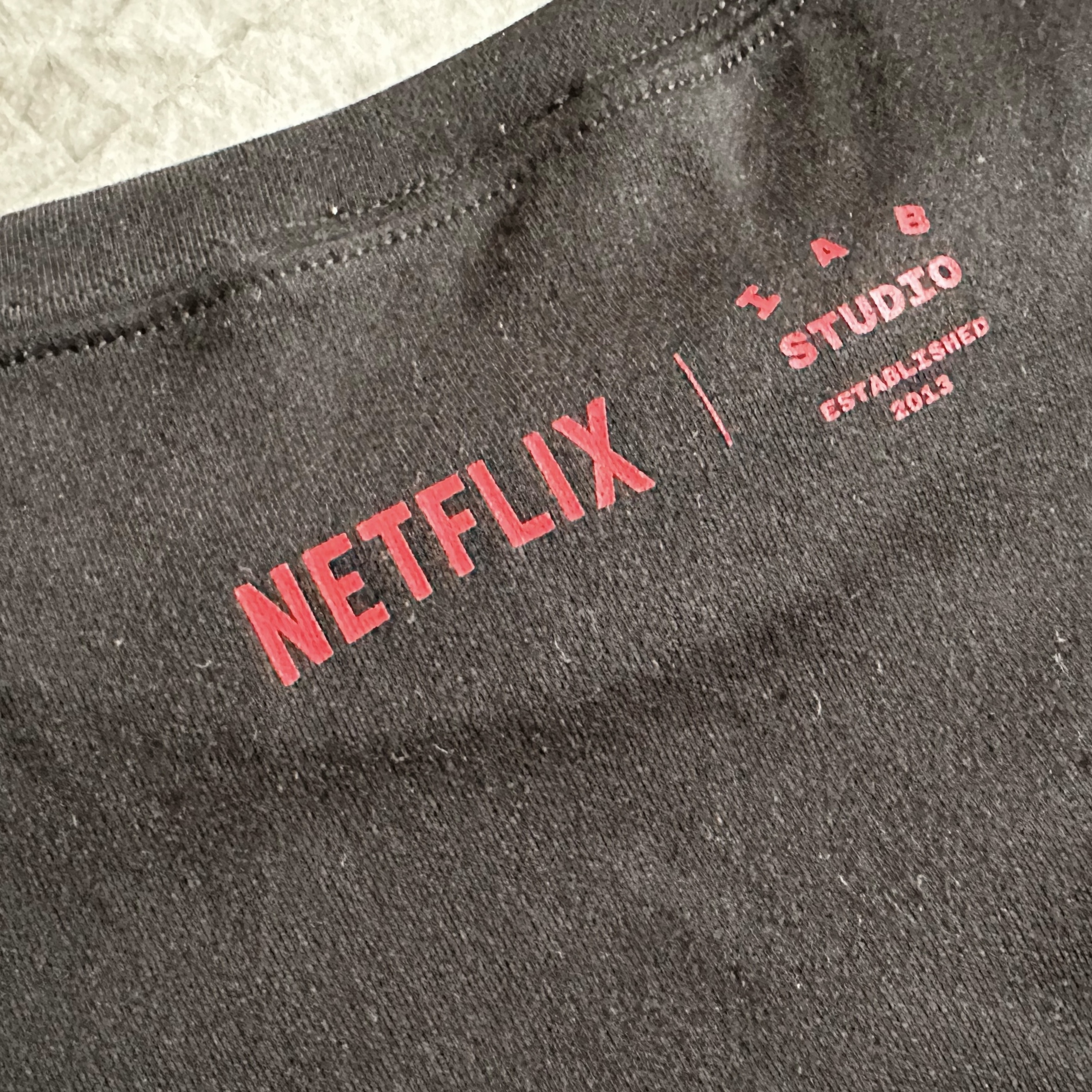 IAB Studio x Netflix SS T-Shirt Black 착용 스타일 - 4