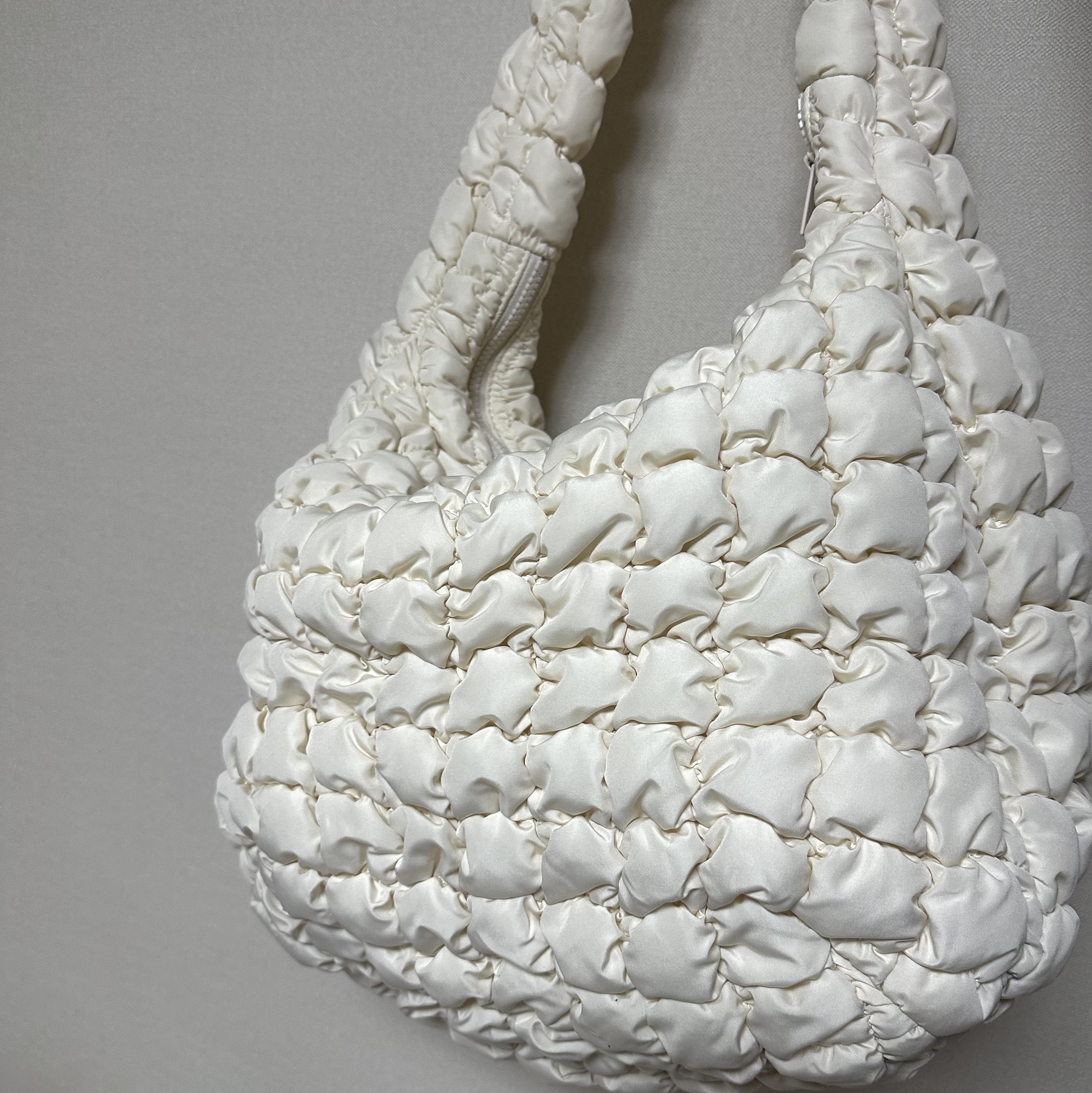 COS Quilted Oversized Shoulder Bag Off White Light Beige 착용 스타일