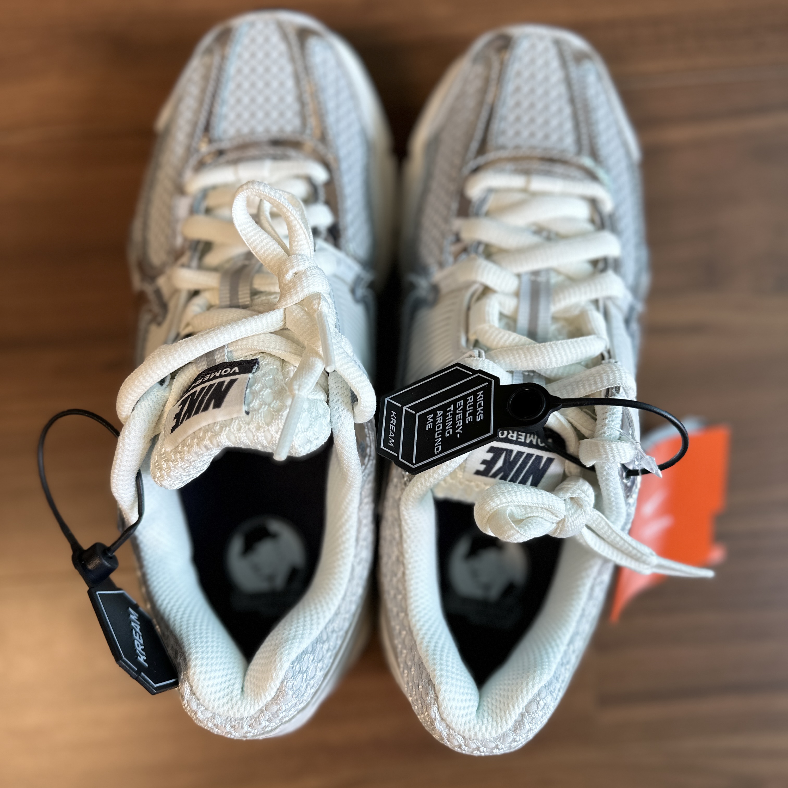 (W) Nike Zoom Vomero 5 Photon Dust and Metallic Silver 착용 스타일