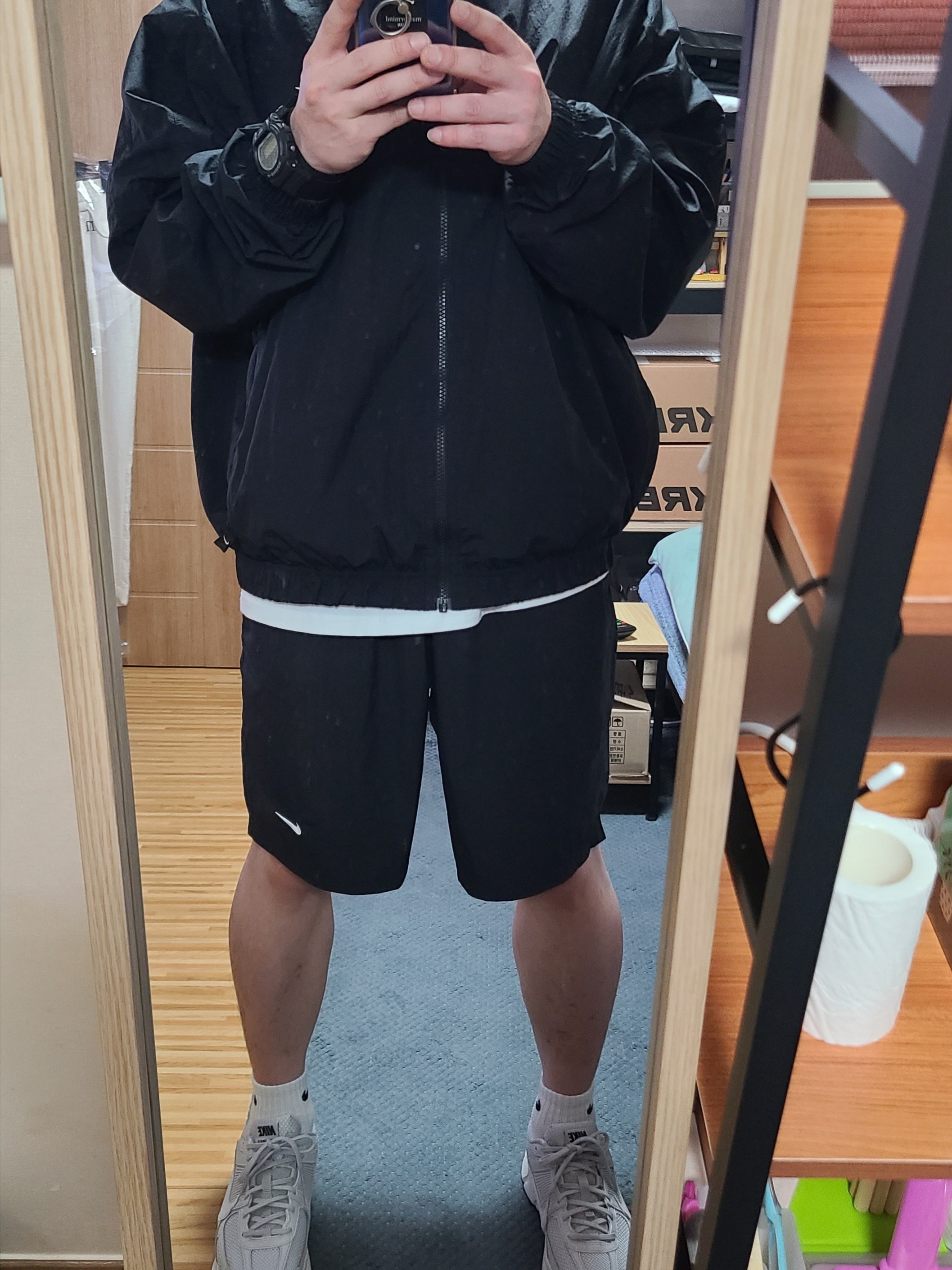 Nike Zoom Vomero 5 SP Vast Grey 2023, Nike NRG Solo Swoosh Woven Track Jacket Black - Asia 착용 스타일 - 1