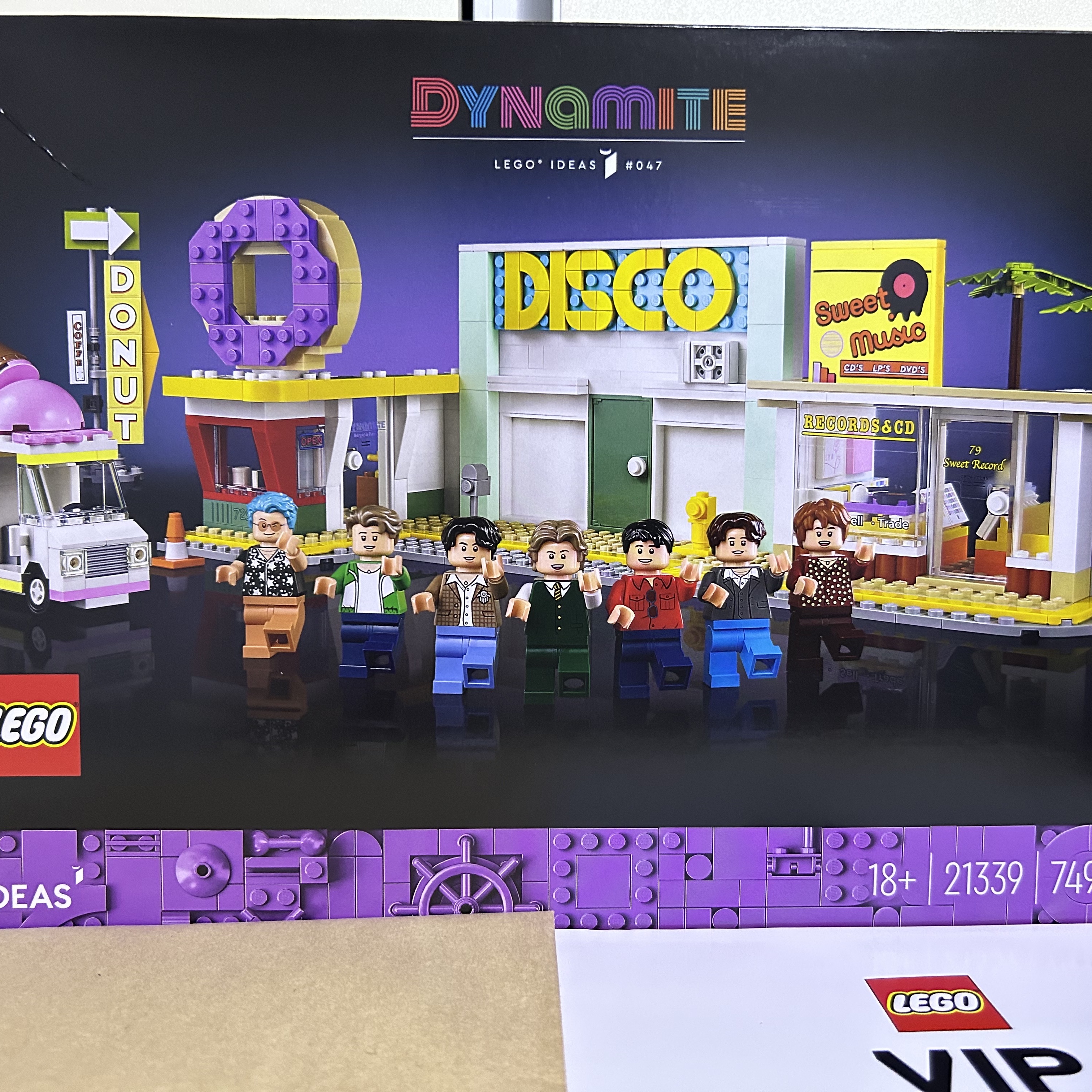 Lego BTS Dynamite 착용 스타일