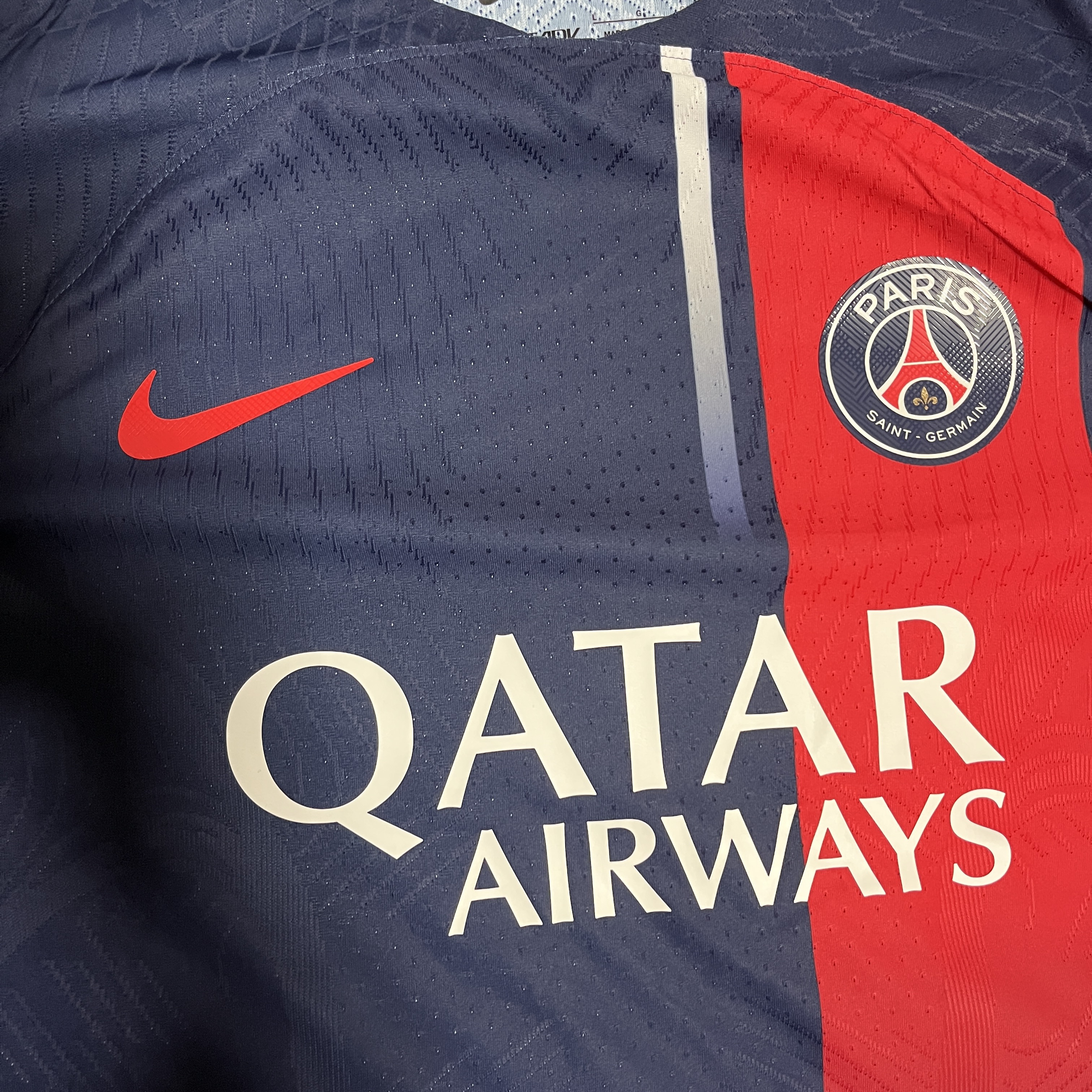 Nike Paris Saint-Germain 2023/24 Dri-Fit Stadium Home Jersey Midnight Navy (Non Marking Ver.), Nike Paris Saint-Germain 2023/24 Dri-Fit ADV Match Home SS Jersey Midnight Navy (Non Marking Ver.) 착용 스타일 - 1