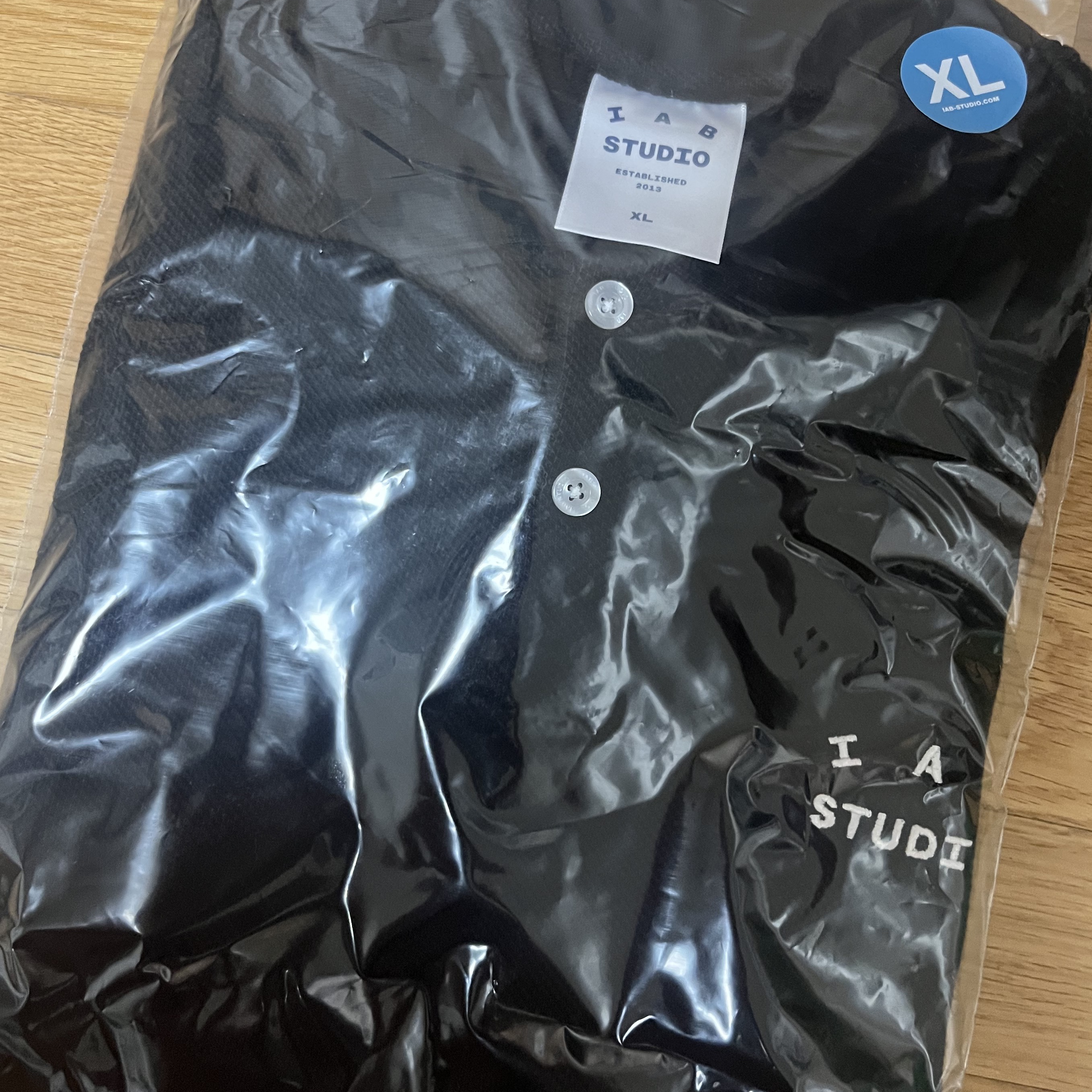 IAB Studio Cropped Pique Shirt Black - The Hyundai Seoul Exclusive 착용 스타일