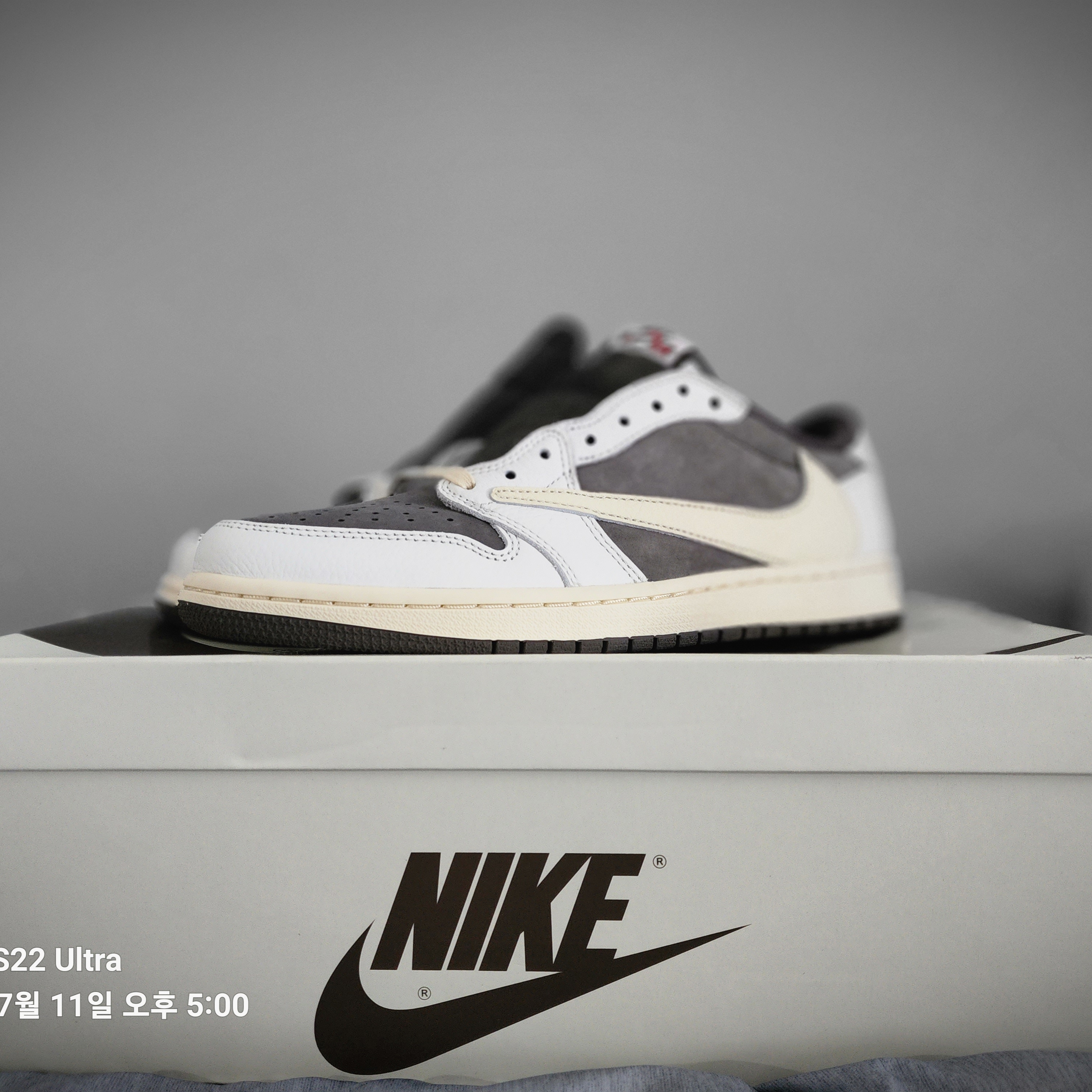 Jordan 1 x Travis Scott Retro Low OG SP Sail and Ridgerock 착용 스타일